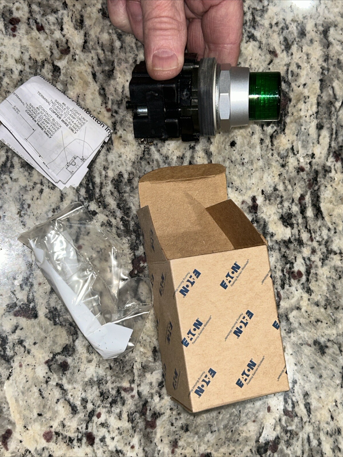 EATON CUTLER HAMMER HT8GBGV7 Green Illuminated Pushbutton Pilot Light 120 VAC
