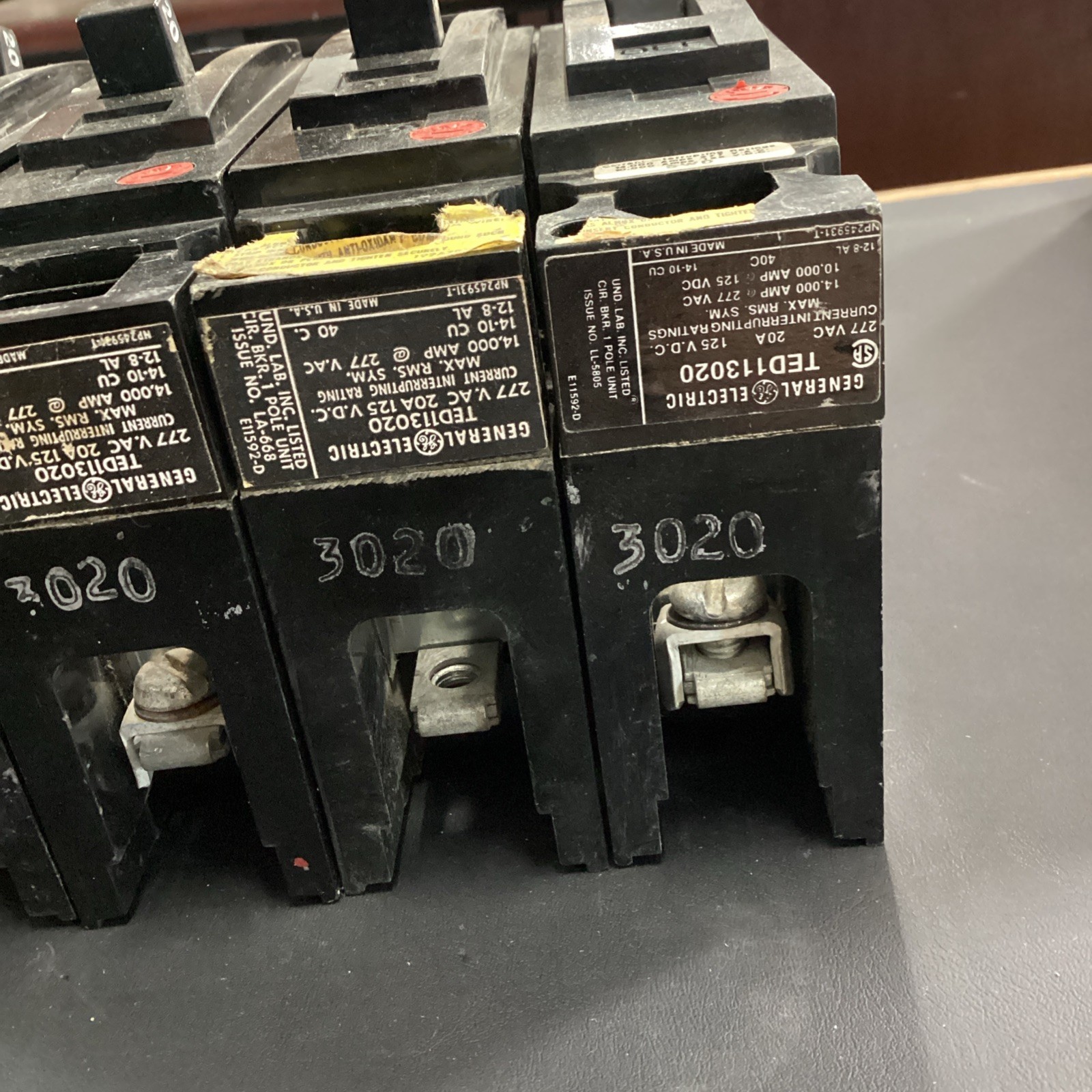 Lot Of 4 GE TED113020 Circuit Breaker 20A 1P 277V (MISSING SCREW)