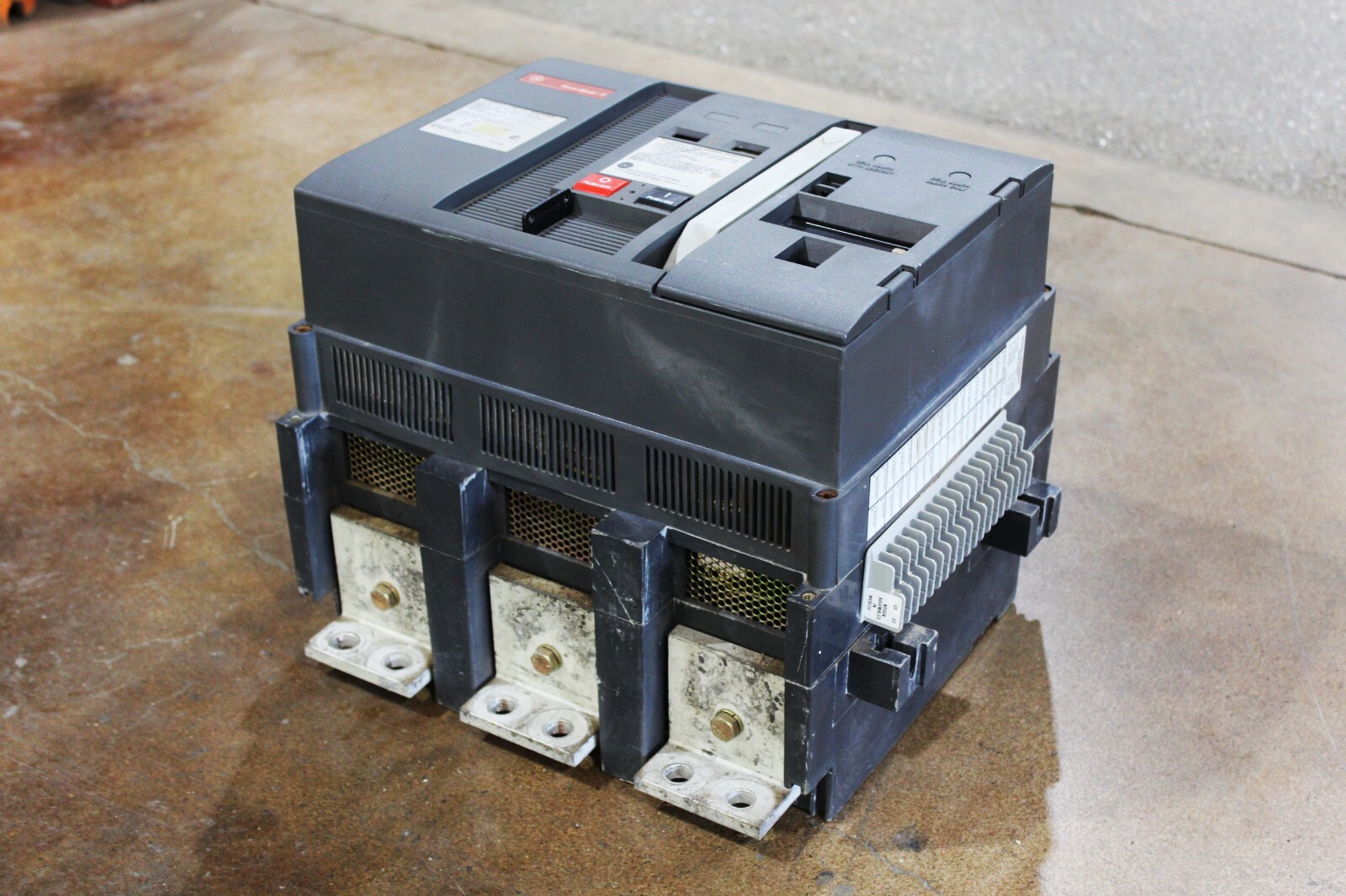 GE POWER BREAK II HI BRK 1600 AMP CIRCUIT BREAKER SHF16B216 – 600V AC 3 POLES