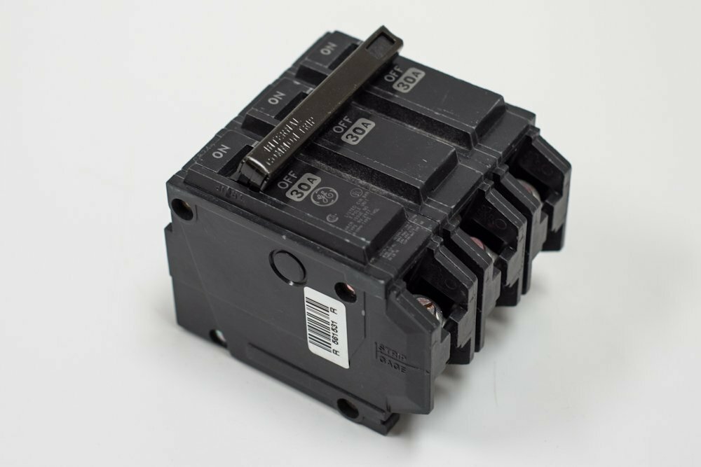 GE THQL32100 Plug-In Mount Type THQL Feeder Molded Case Circuit Breaker 3-Pole 1