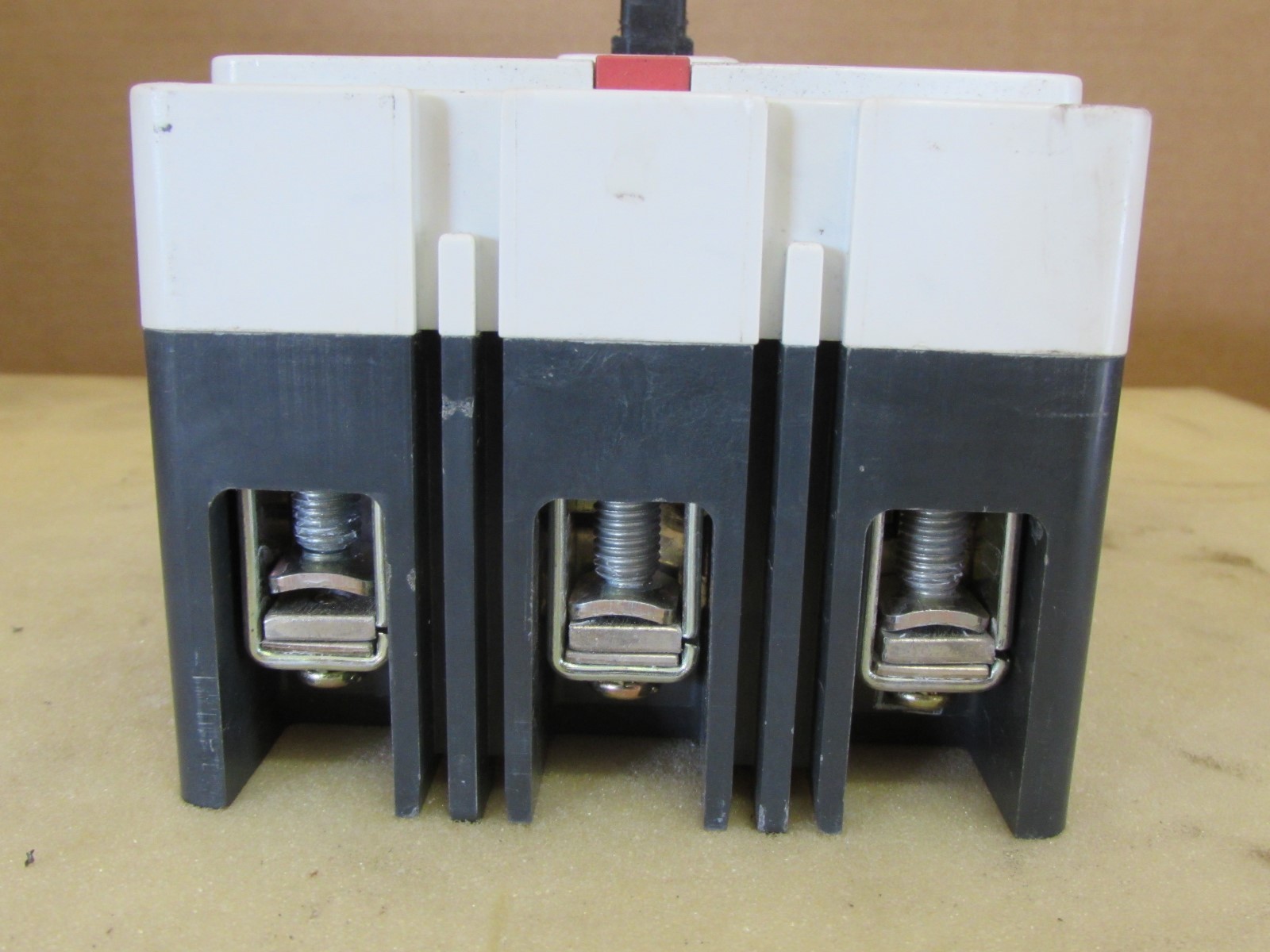 CUTLER HAMMER HMCP015EOC CIRCUIT BREAKER USED