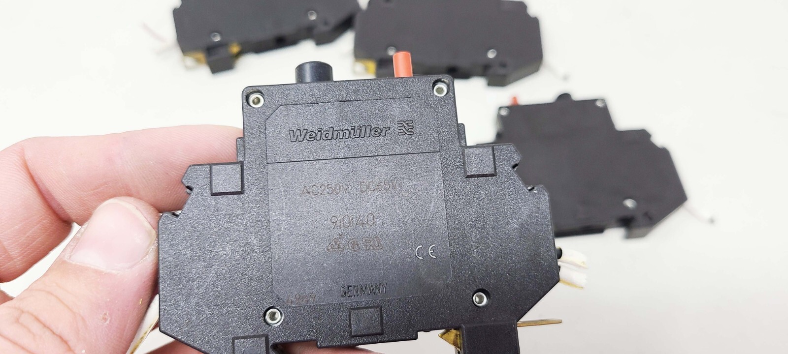 (Lot of 4) Weidmuller 910140 Circuit Breaker, AC250V, DC65V