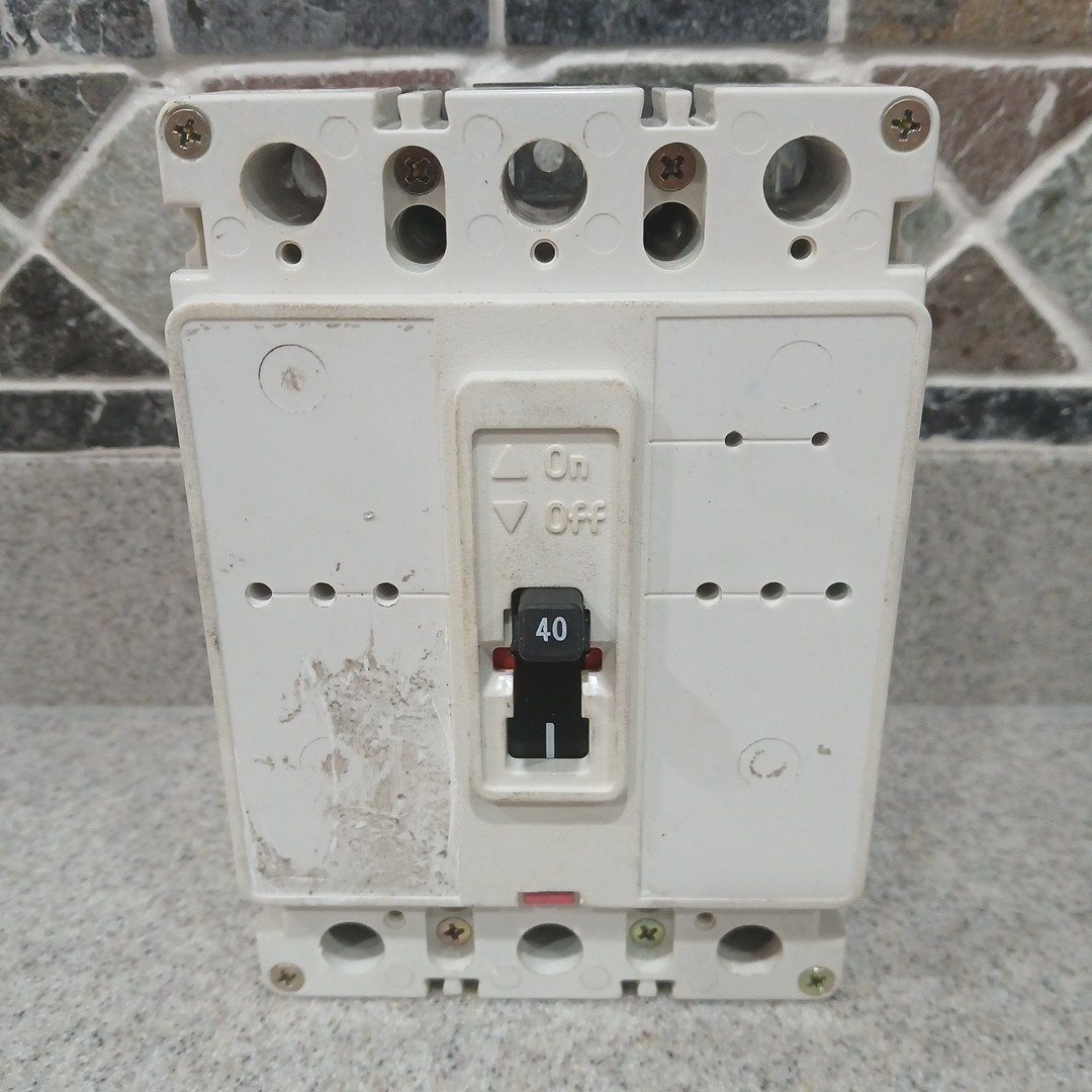 Eaton 3 Pole 40 AMP Circuit Breaker Type HFD 65K 600 Volt 3 Phase Unknown Model
