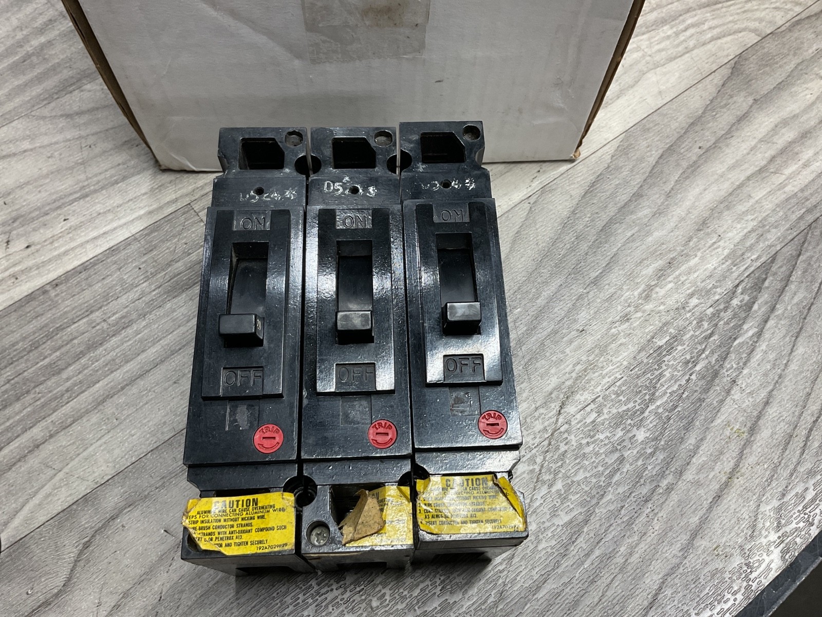 (LOT OF 3) GENERAL ELECTRIC TED113020 277 VAC 20 A BREAKER ECS #337A146PR2