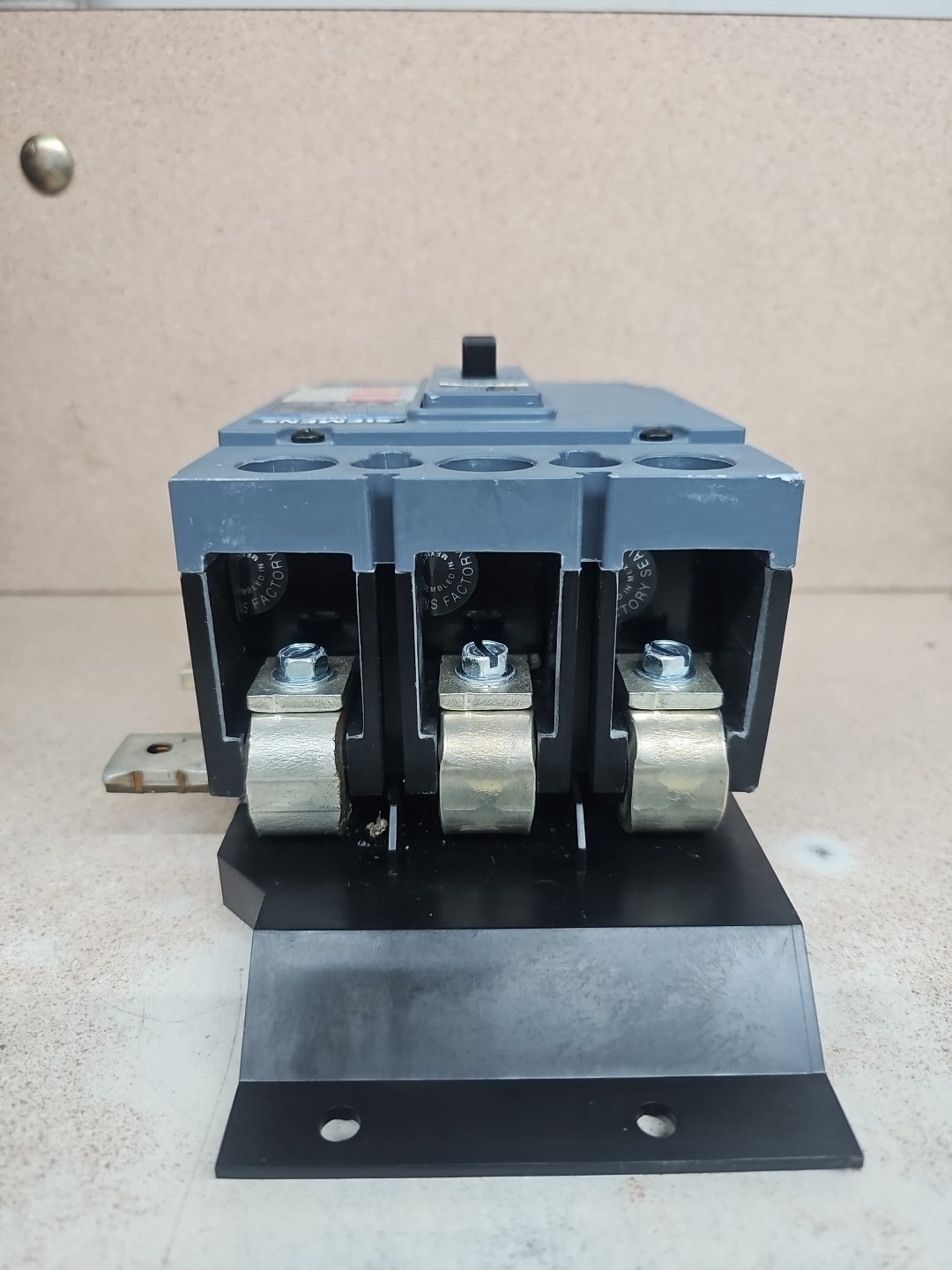 NTO Siemens QR23B200 200A 3-Pole Main Circuit Breaker Bolt-On Thermal Overload