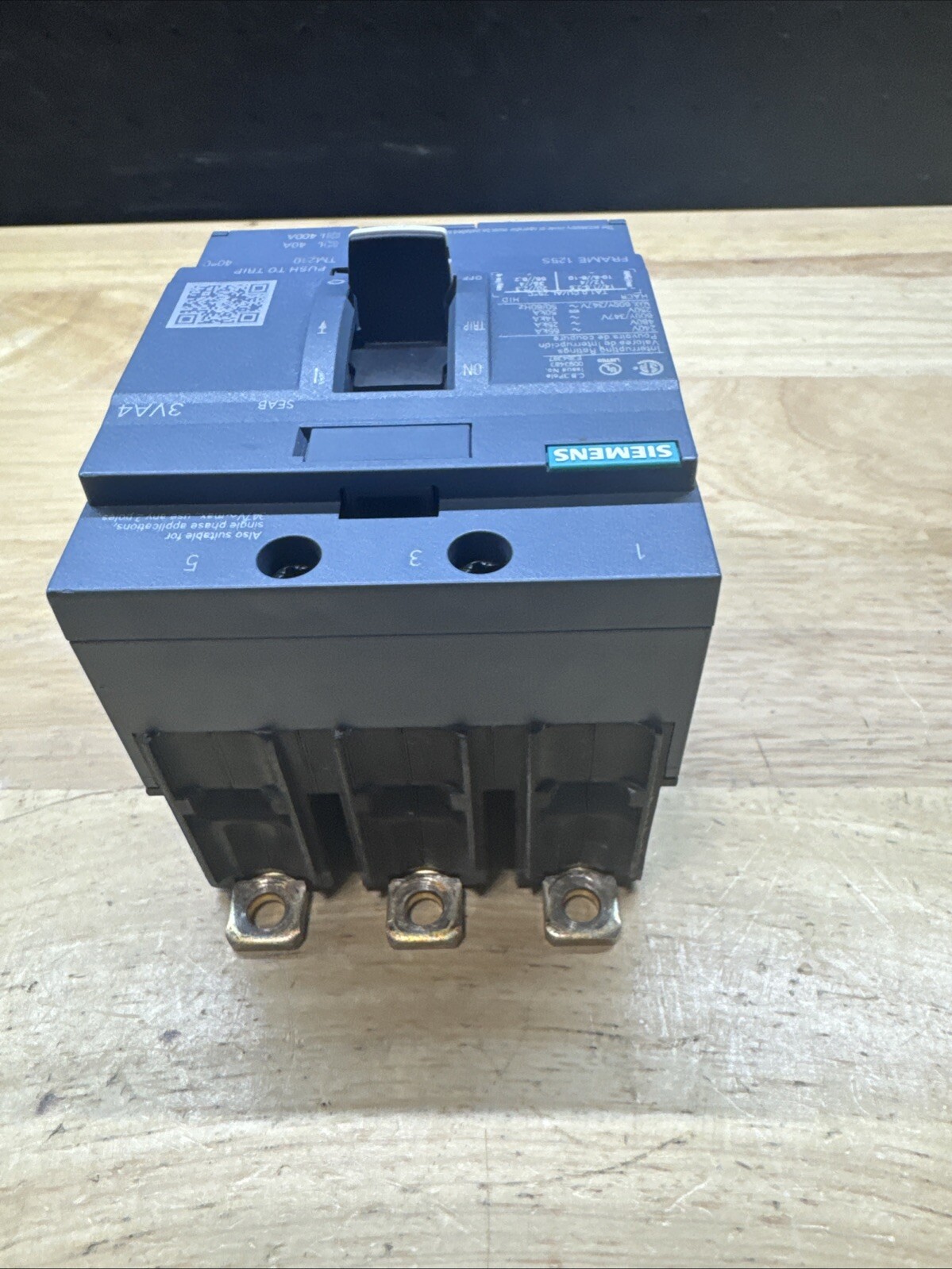 Siemens 3VA4140-4ED34-0AA0 3 Pole 40 Amp 240/480/600v Tested Chipped Corner