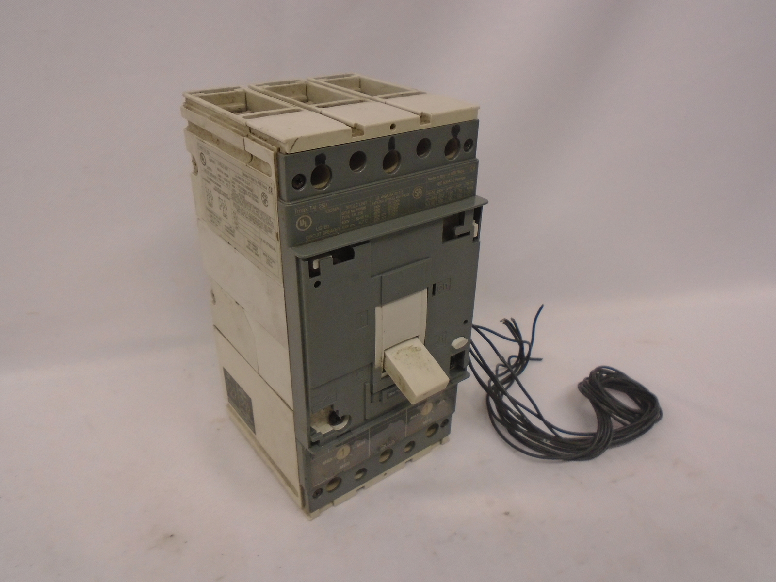 ABB/SACE TMAX TYPE T4L250 CIRCUIT BREAKER 100A 3-P 600V w/KT5AS AUXILIARY SWITCH