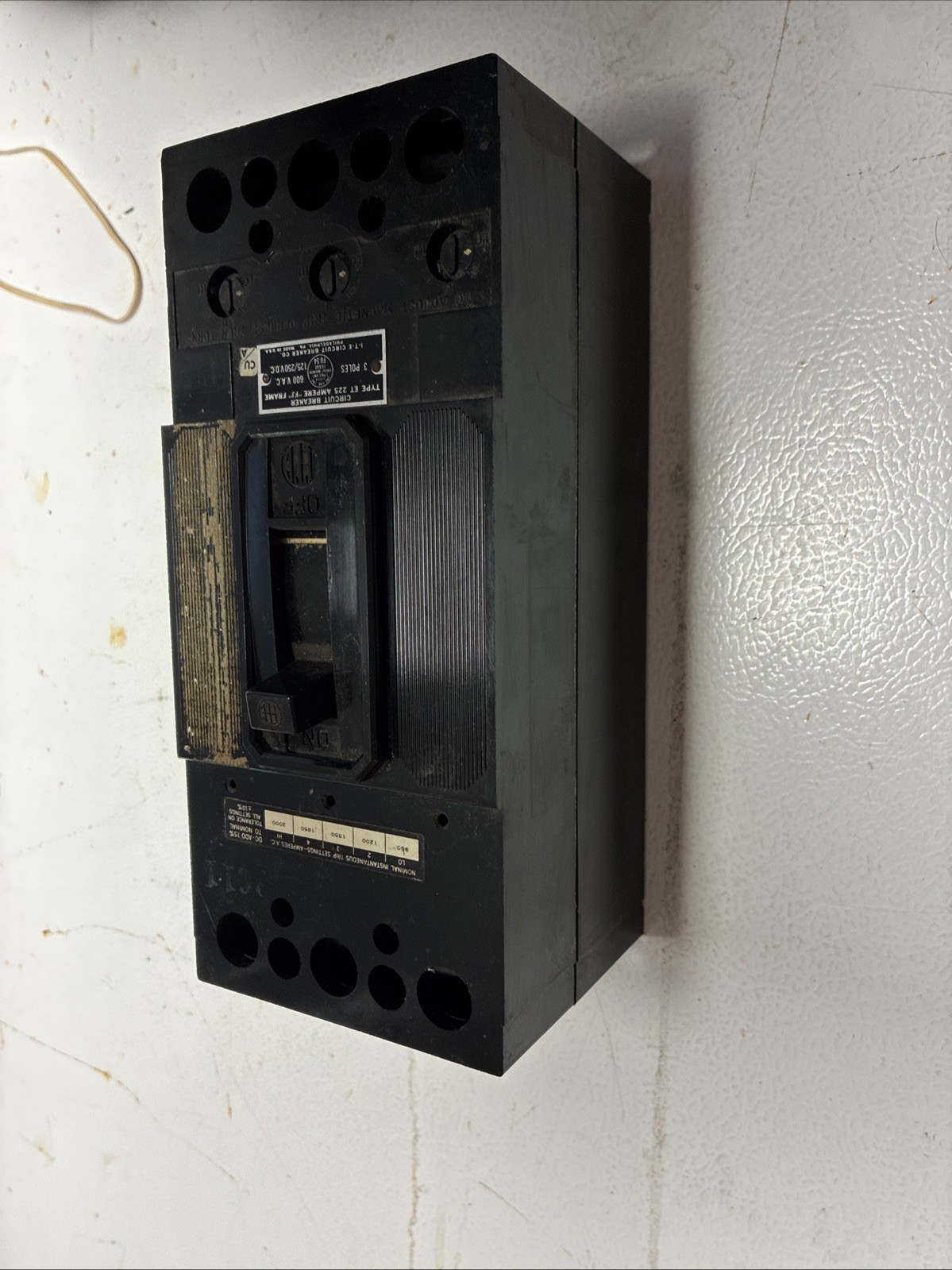 ITE ET-4746 200 Amp 600V Breaker 3-Pole ET 225A FJ Frame Type ET4746 I-T-E 200 A