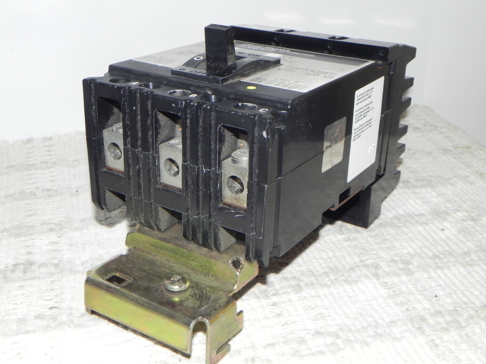 Square D FA34100 Circuit Breaker, 100 Amps. Voltage Rating: 480 VAC / 250 VDC.