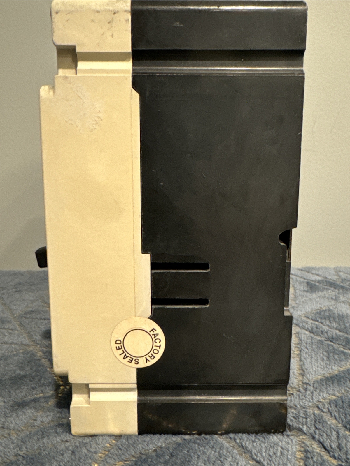 Eaton Cutler Hammer ED3225 225amp 3 pole circuit breaker type ED 65k 240VAC