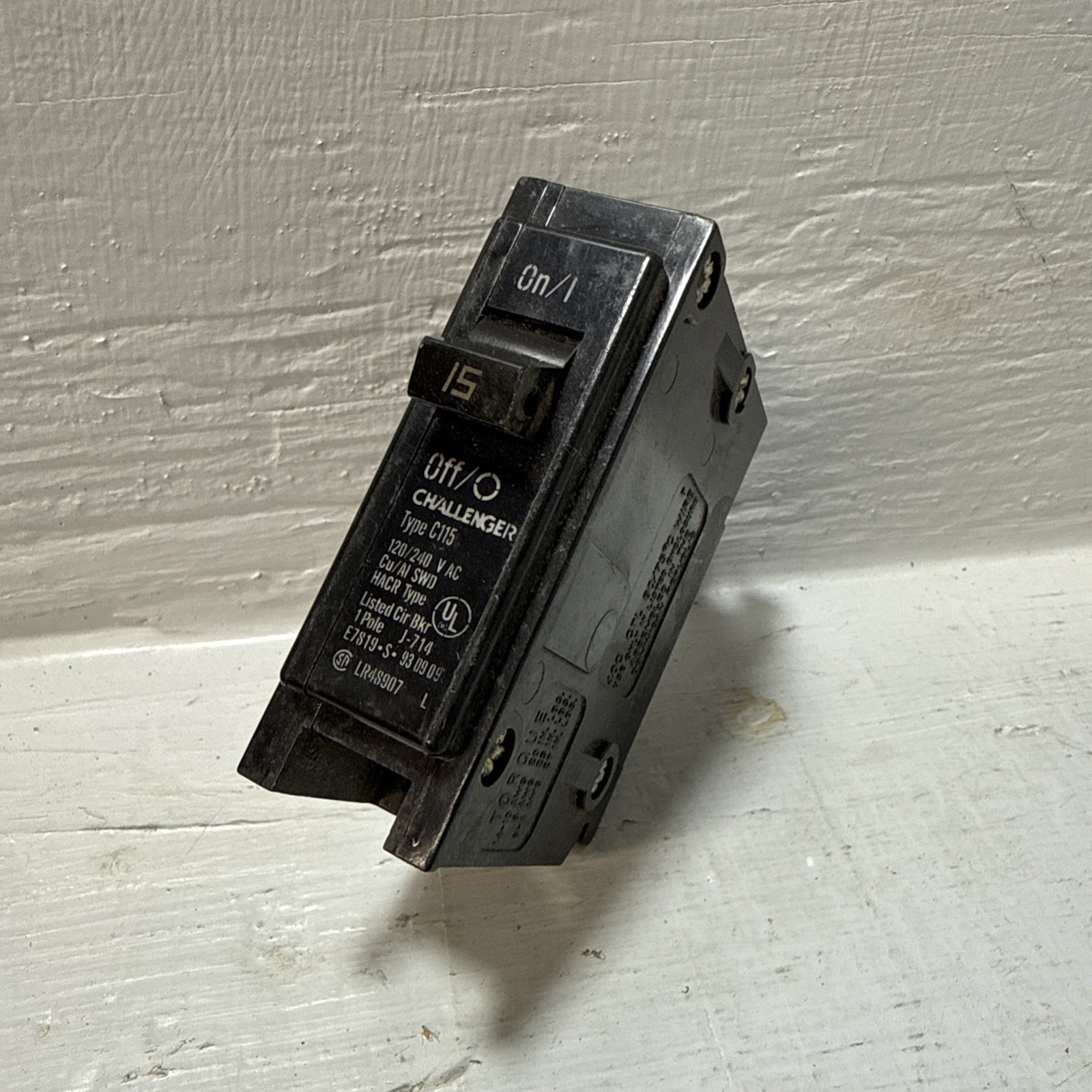 Challenger C115 1 Pole 15 Amp Circuit Breaker 120/240VAC 1P 15A Plug In J-714