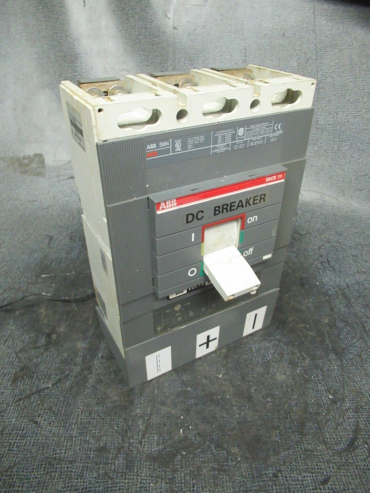 ABB BREAKER SACE-S6 S6N 600V 700A W/ AUXILIARY SWITCH, UVR & ONE GUARD