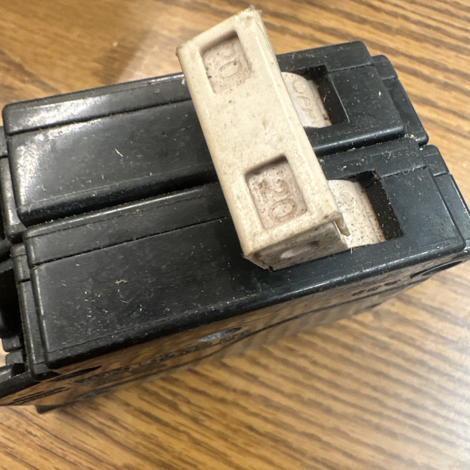 Cutler Hammer Double Pole Circuit Breaker 20 Amp 120/240 volts, CH220, clip?