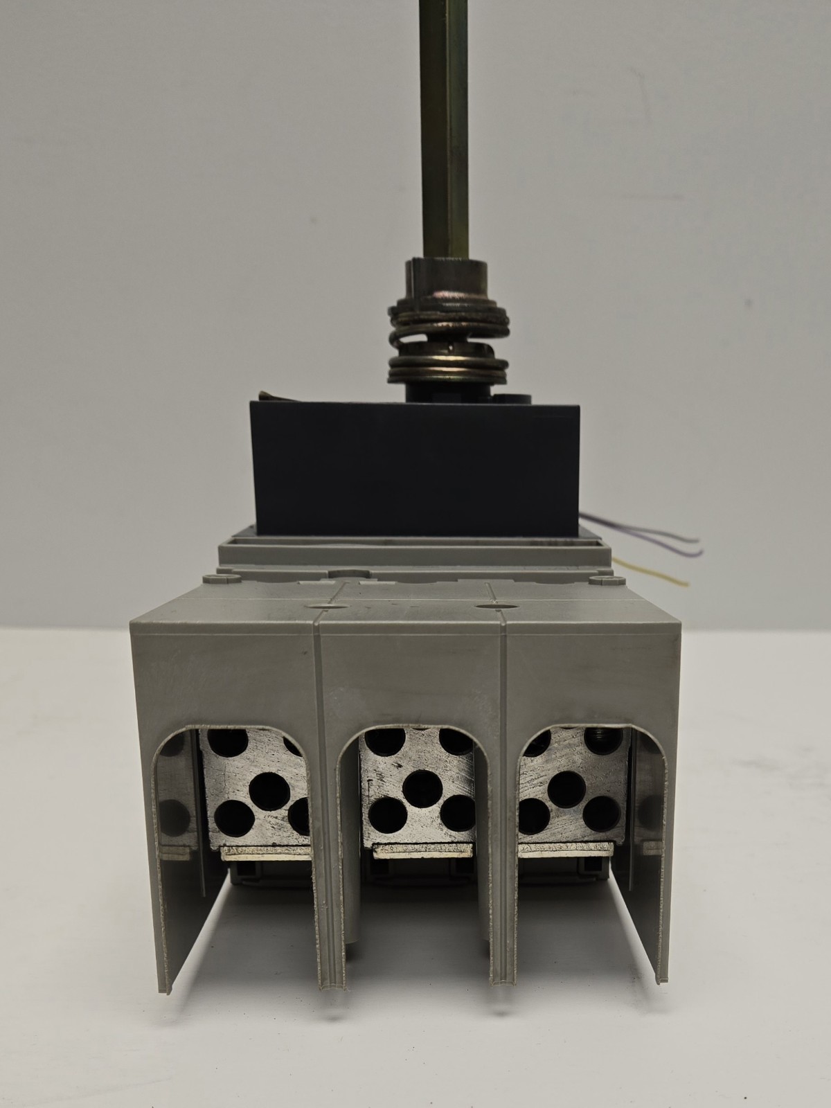 MERLIN GERIN NS100N CIRCUIT BREAKER W/ ON/OFF SWITCH.