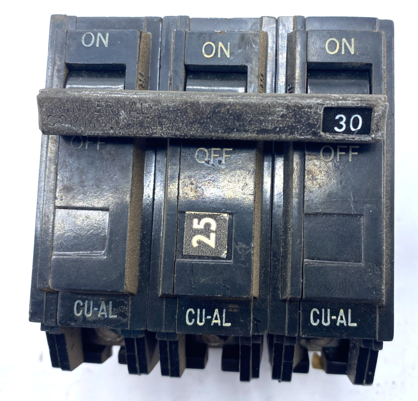 GE GENERAL ELECTRIC CIRCUIT BREAKER 3 P0LE 30 AMP 240V MADE IN USA ✅