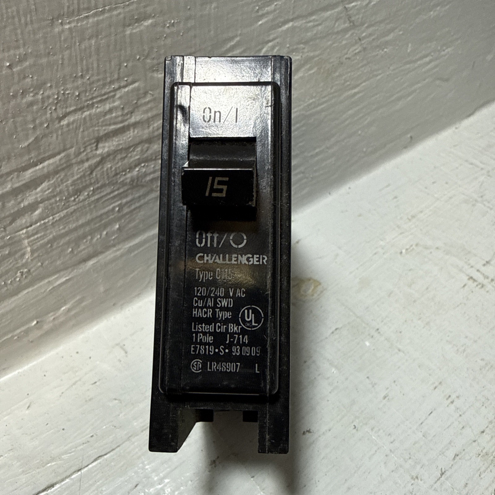 Challenger C115 1 Pole 15 Amp Circuit Breaker 120/240VAC 1P 15A Plug In J-714