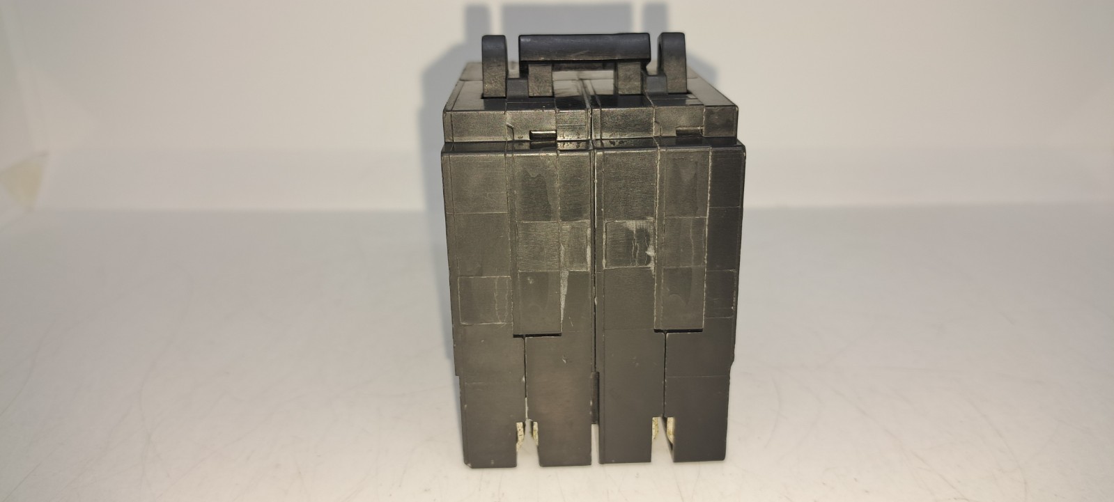 Square D HOMT1515220 2 1 Pole 15 Amp 1 2 Pole 20 Amp Non-Common Breaker NEW Flaw