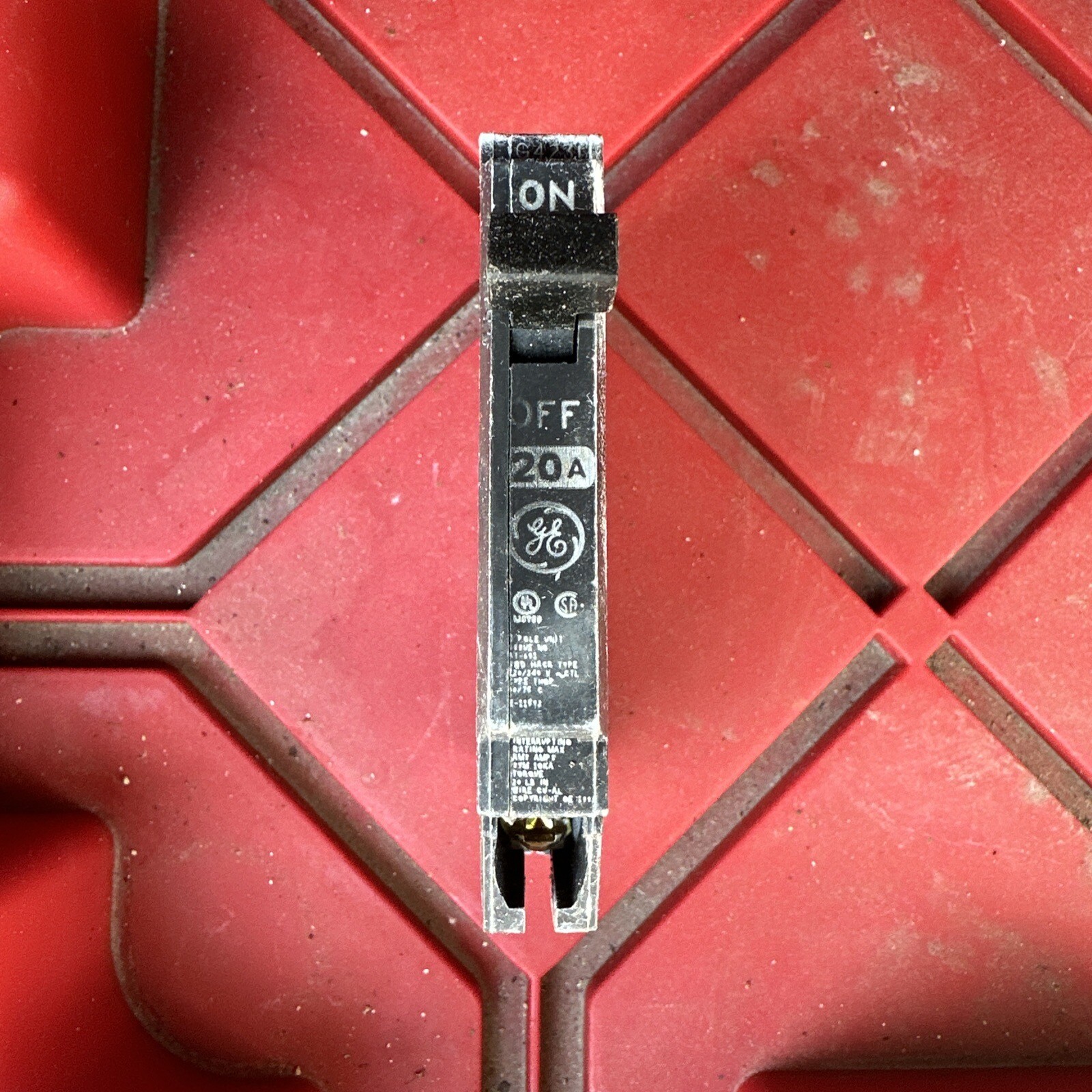 ^ GE THQP120 1 Pole 20 Amp 120/240v Type THQP Circuit Breaker