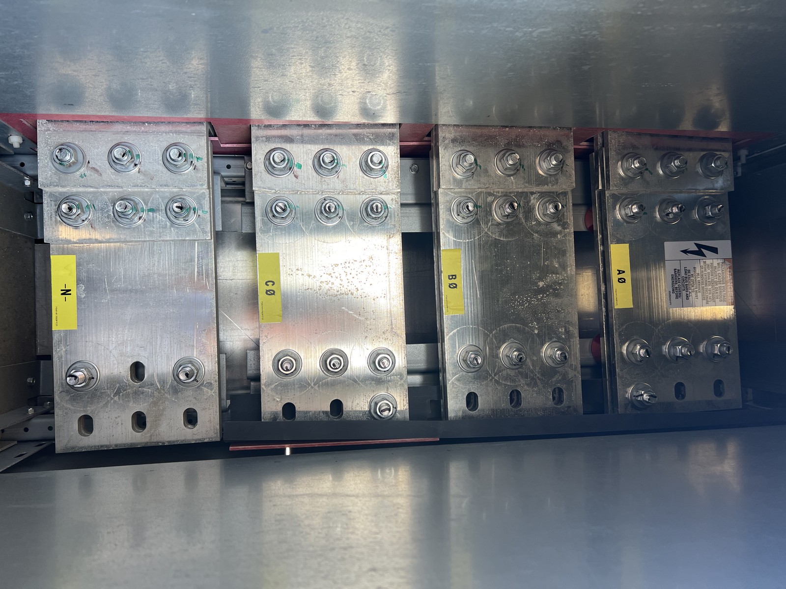1200 amp commercial metering switchboard main 4000a bus rated indoor