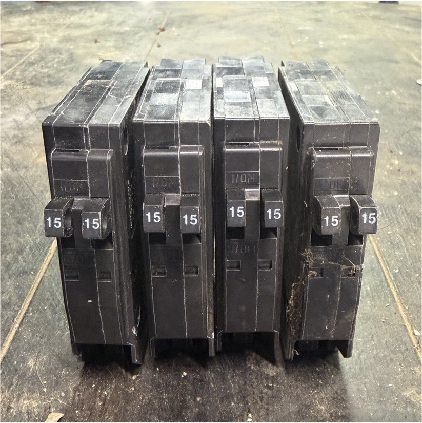 Square D QOT1515 15A 2-Pole Tandem Circuit Breakers Lot of 4 Plug-In Mount