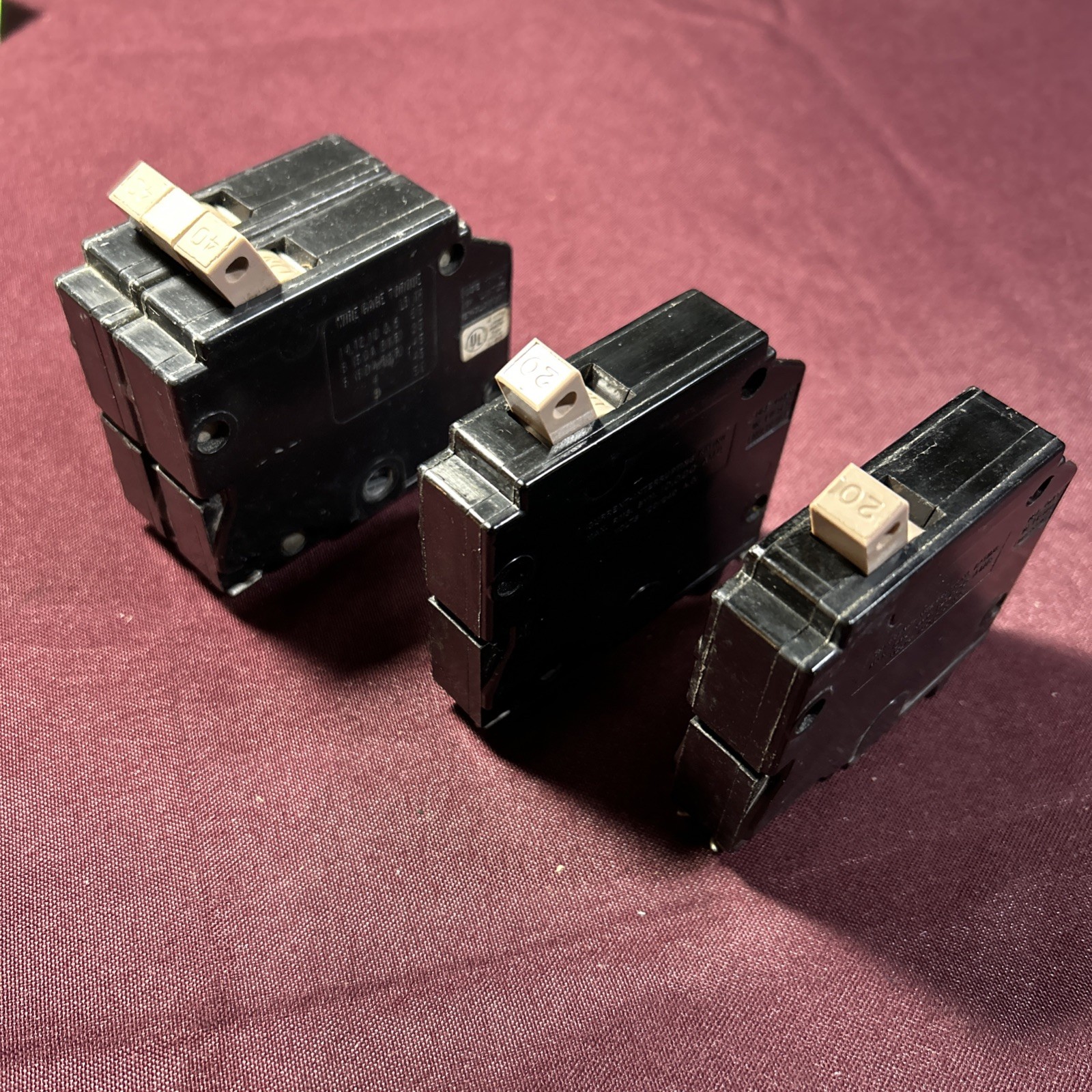 Cutler-Hammer Type CH 40 V Gang 2 Pole 120/240 V.A.C./single pole 20 A X2 AL-CU