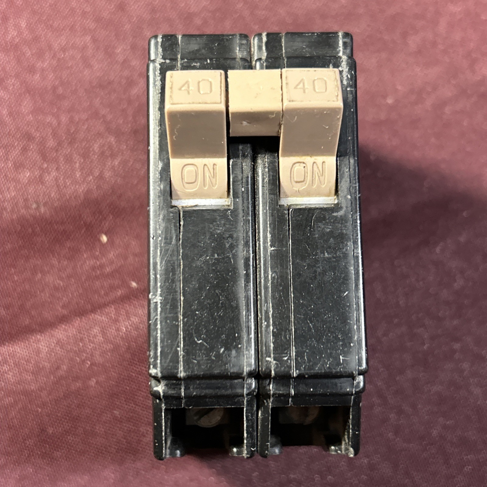 Cutler-Hammer Type CH 40 V Gang 2 Pole 120/240 V.A.C./single pole 20 A X2 AL-CU