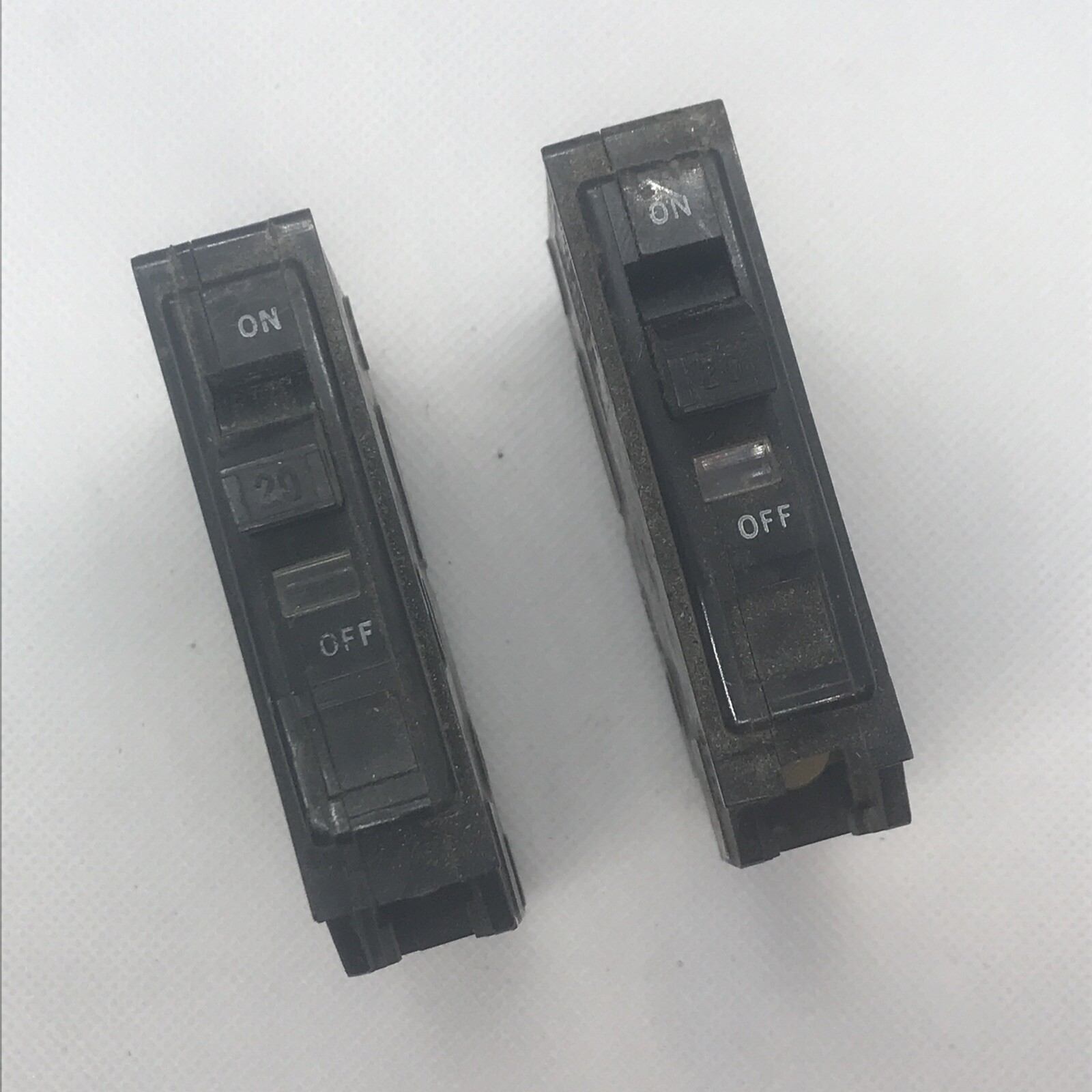 LOT of 2 Square D QO120 1-Pole 20-Amp 120/240V Plug-In Circuit Breaker