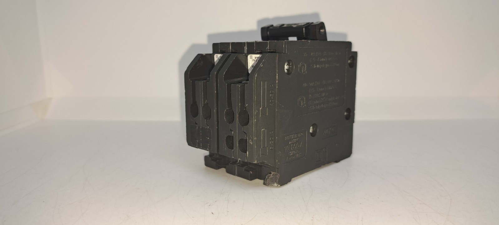 Square D HOMT1515220 2 1 Pole 15 Amp 1 2 Pole 20 Amp Non-Common Breaker NEW Flaw