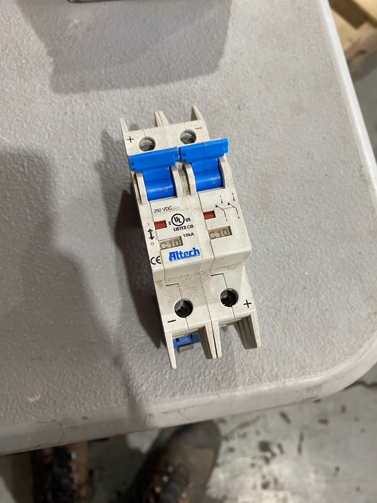 Circuit Breaker E305318