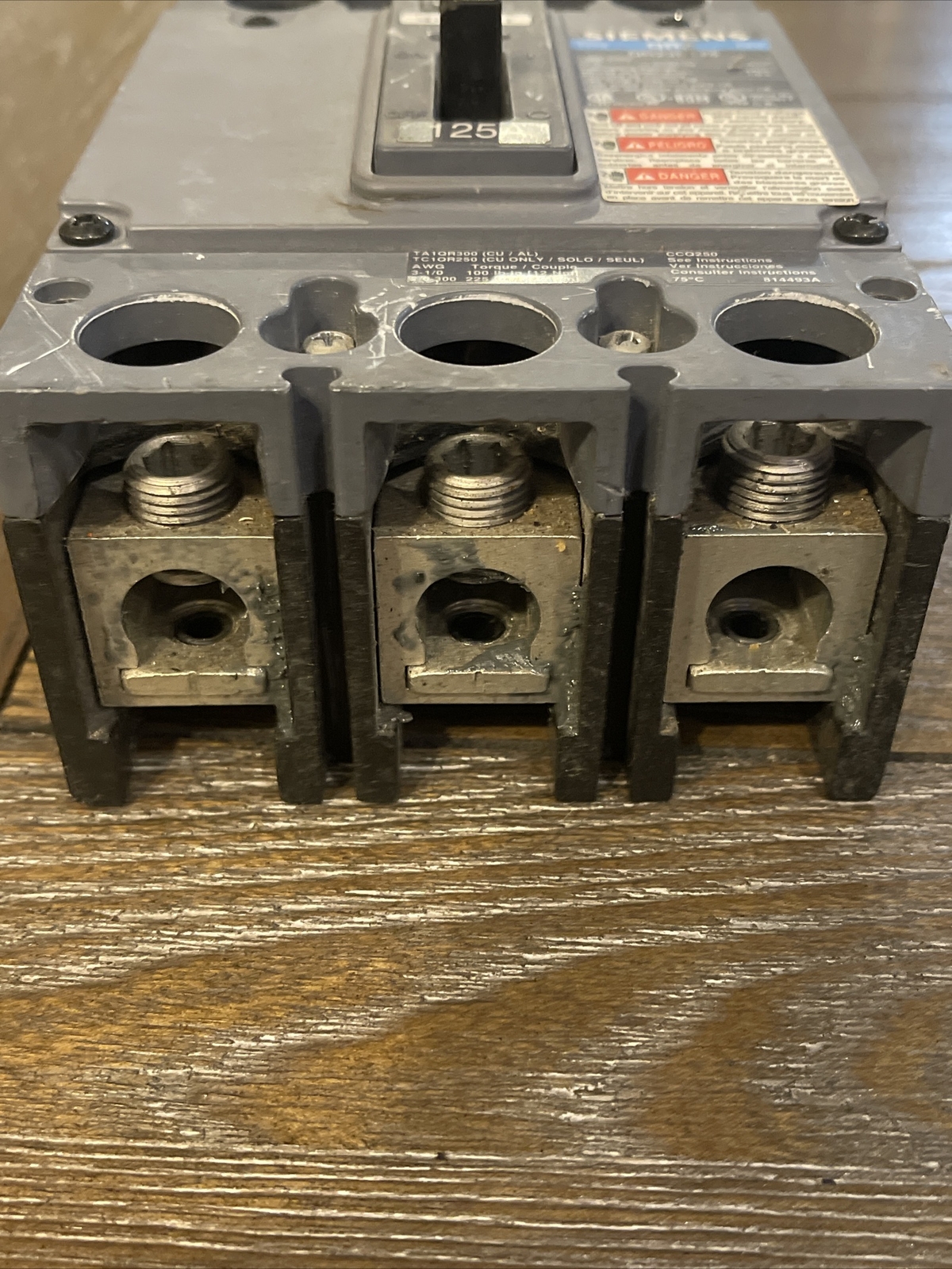 QR23B125 – SIEMENS 125A AMP 3P POLE 10kA@240V BOLT ON CIRCUIT BREAKER