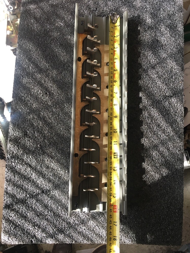 MURRAY BUSS BAR 125A 240V 1 PH 12 SPC + 2 SPC MAYN 14 There is no burnt leg.