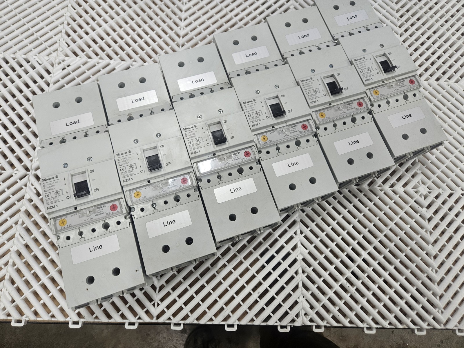 Moeller NZMB1-A25 25A 3-Pole 690V Molded Case Circuit Breaker (Lot of 6)