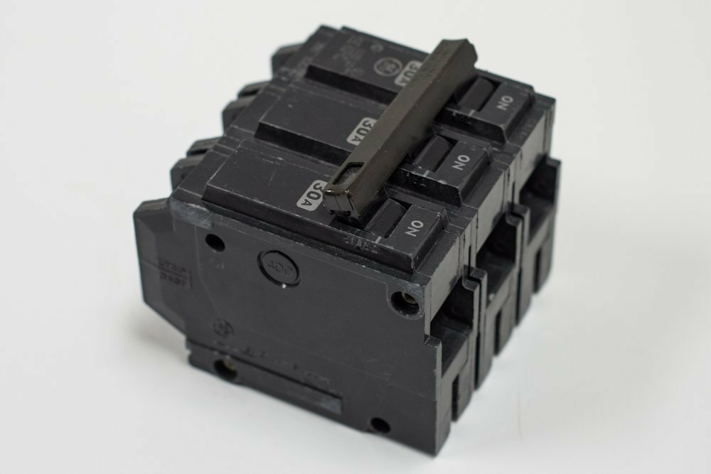 GE THQL32100 Plug-In Mount Type THQL Feeder Molded Case Circuit Breaker 3-Pole 1