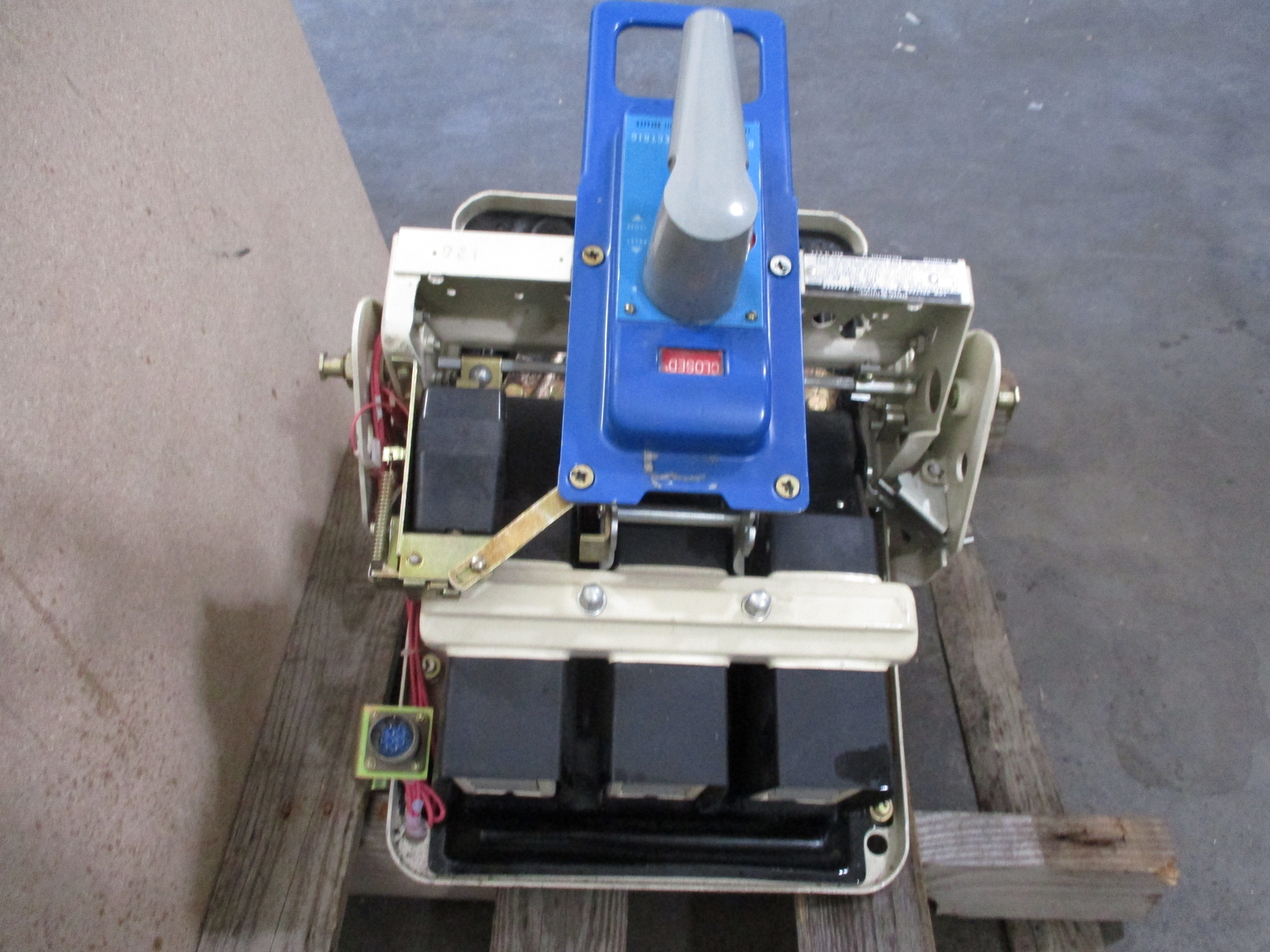 GENERAL ELECTRIC 209A1045-404MF TYPE AK2A-25-1 LOW VOLTAGE POWER CIRCUIT BREAKER
