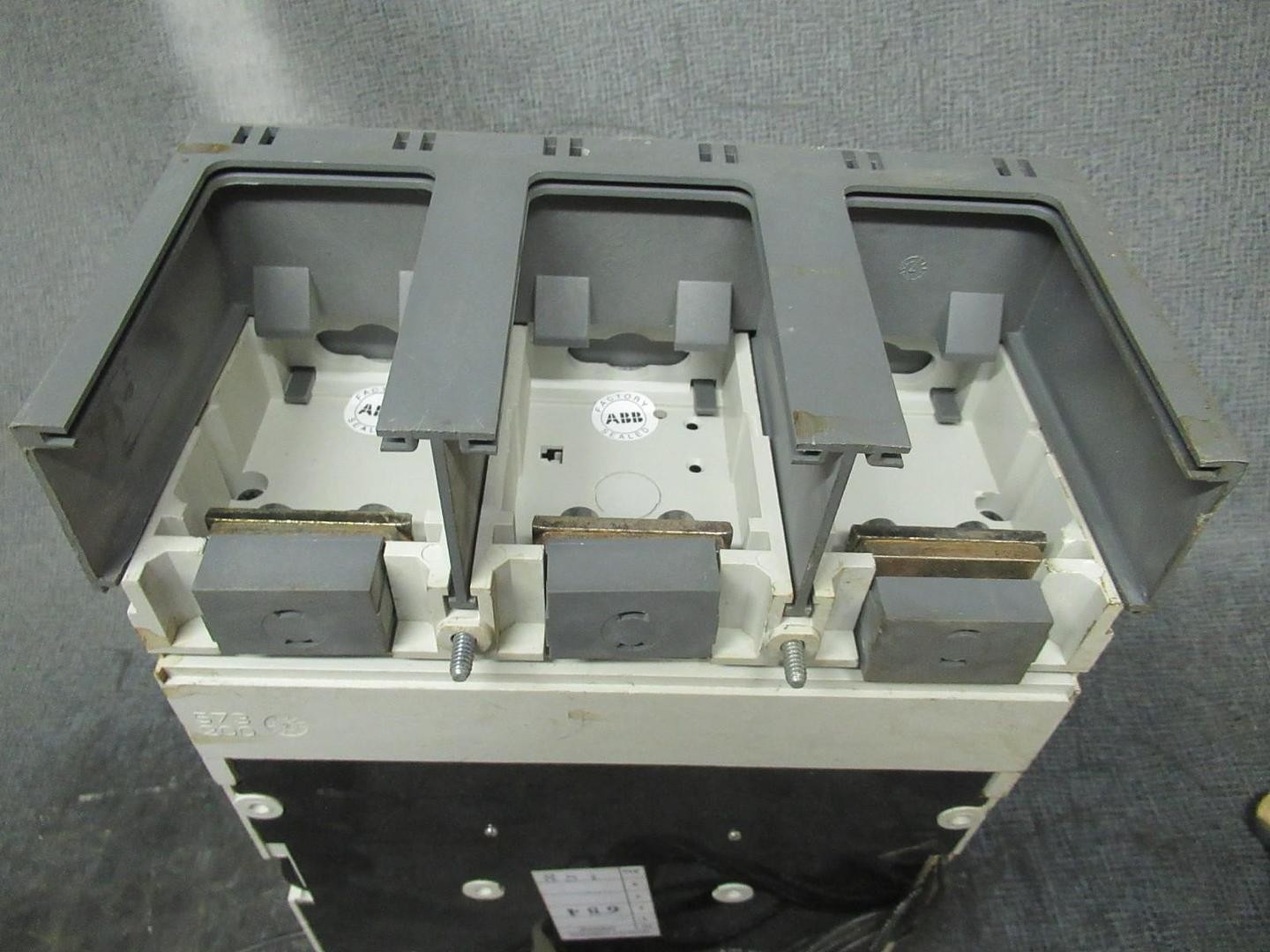 ABB BREAKER SACE-S6 S6N 600V 700A W/ AUXILIARY SWITCH, UVR & ONE GUARD