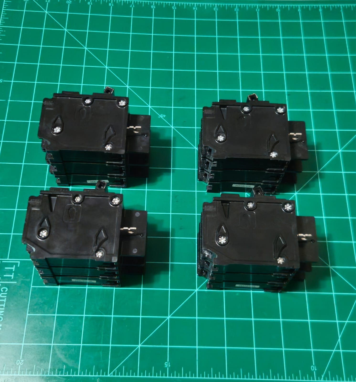 LOT FOR 4 Siemens BQ3B035 35 Amp 3 Pole 240V Circuit Breaker LOT#10028