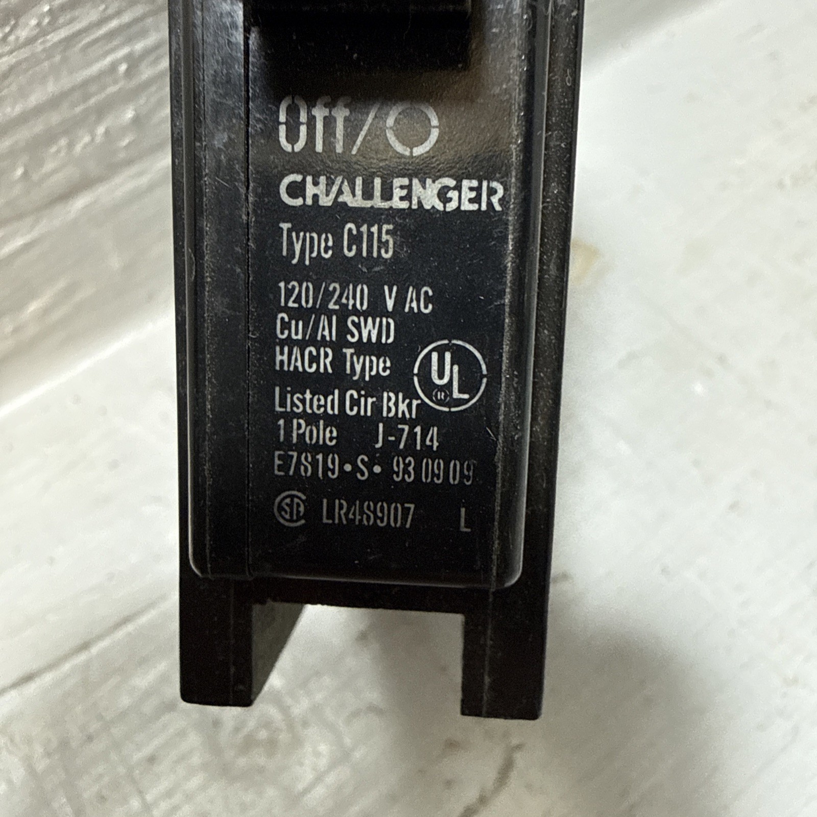 Challenger C115 1 Pole 15 Amp Circuit Breaker 120/240VAC 1P 15A Plug In J-714
