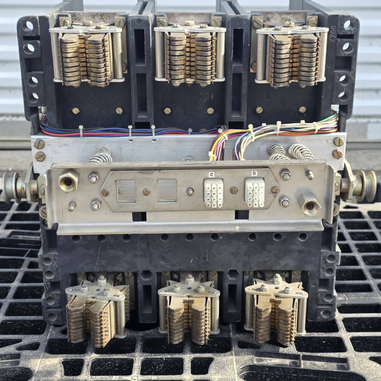 Westinghouse SPB100 1600A 3-Pole Systems Pow-R-Breaker Power Circuit Breaker