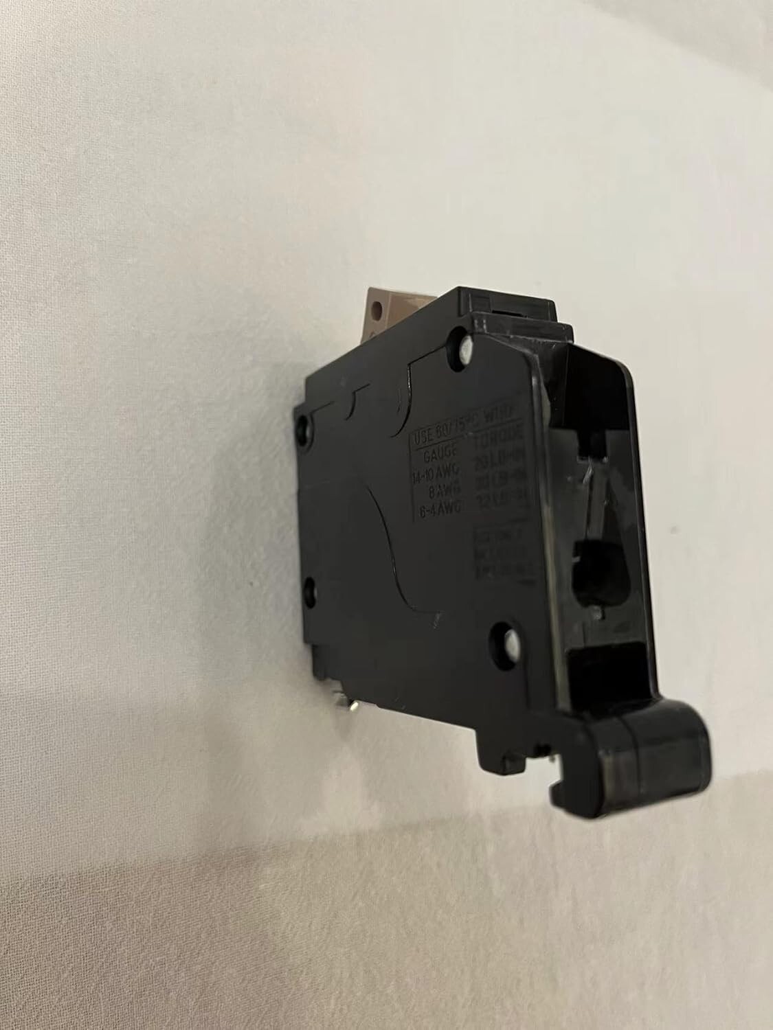 Reliable 1-Pole 15 Amp Circuit Breaker with Thermal Protection – Easy Install