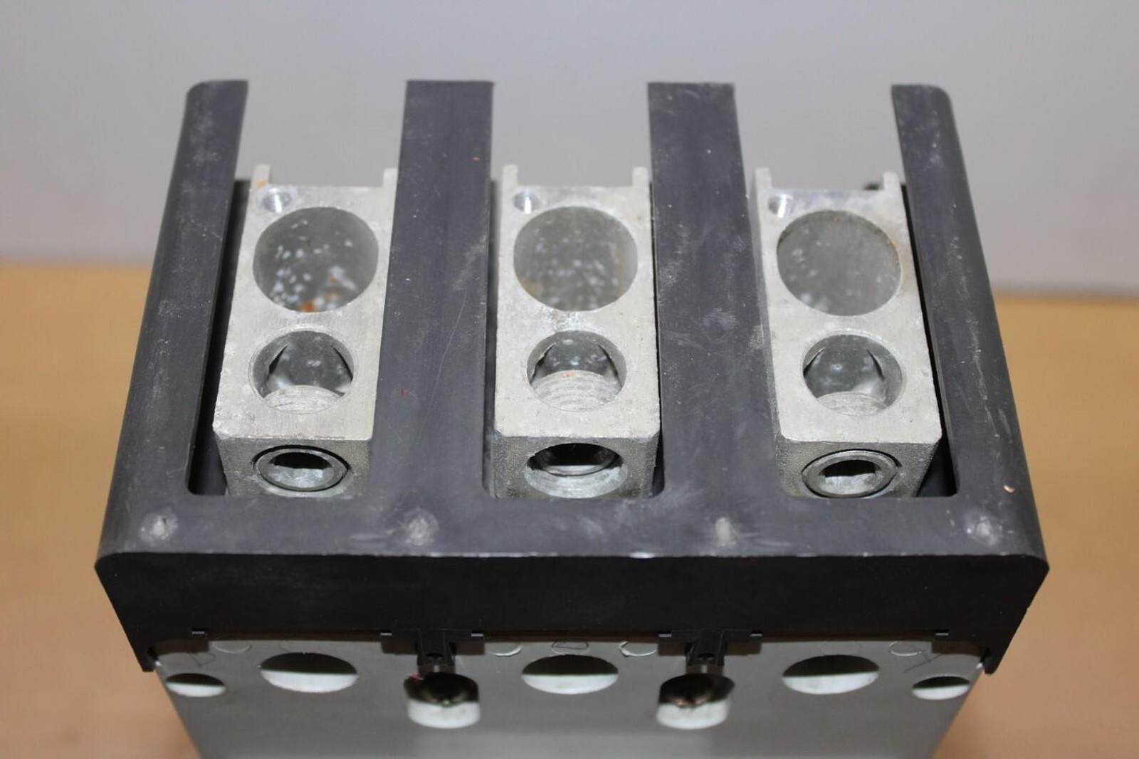 CUTLER HAMMER CIRCUIT BREAKER KD3400F 350 AMP TRIP 600 VAC 3-POLE W/ SHUNT TRIP
