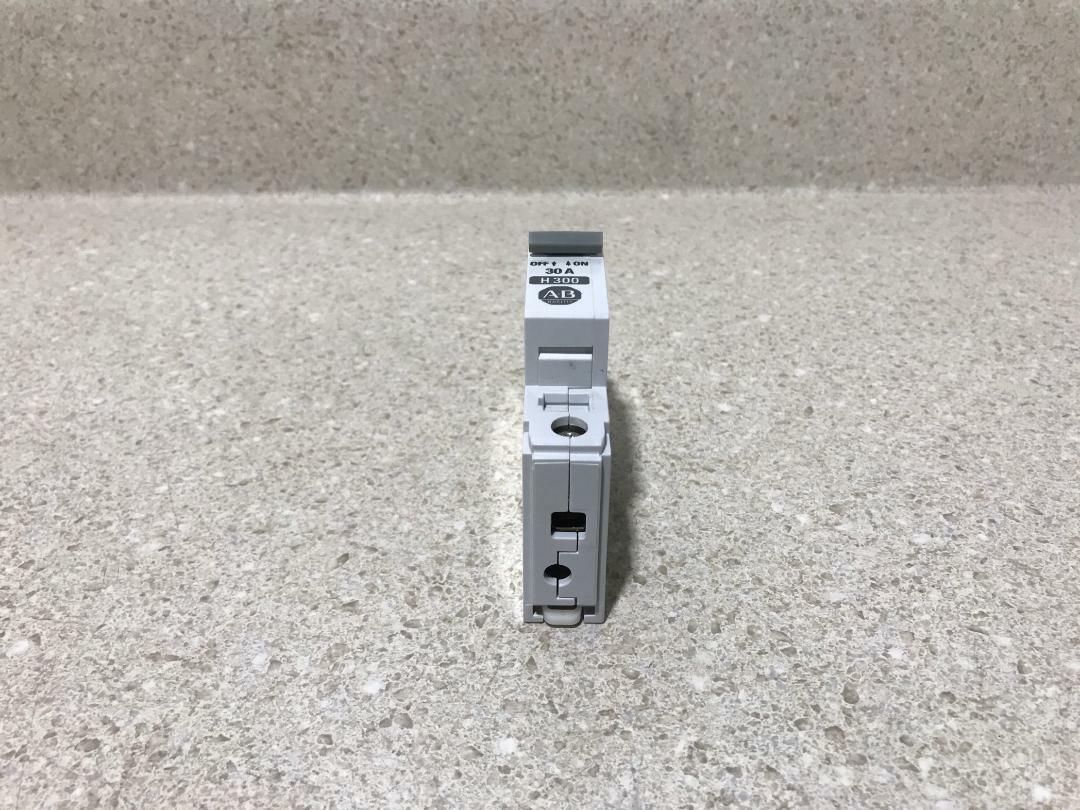 Allen Bradley 1492-CB1H300 Ser. B NEW