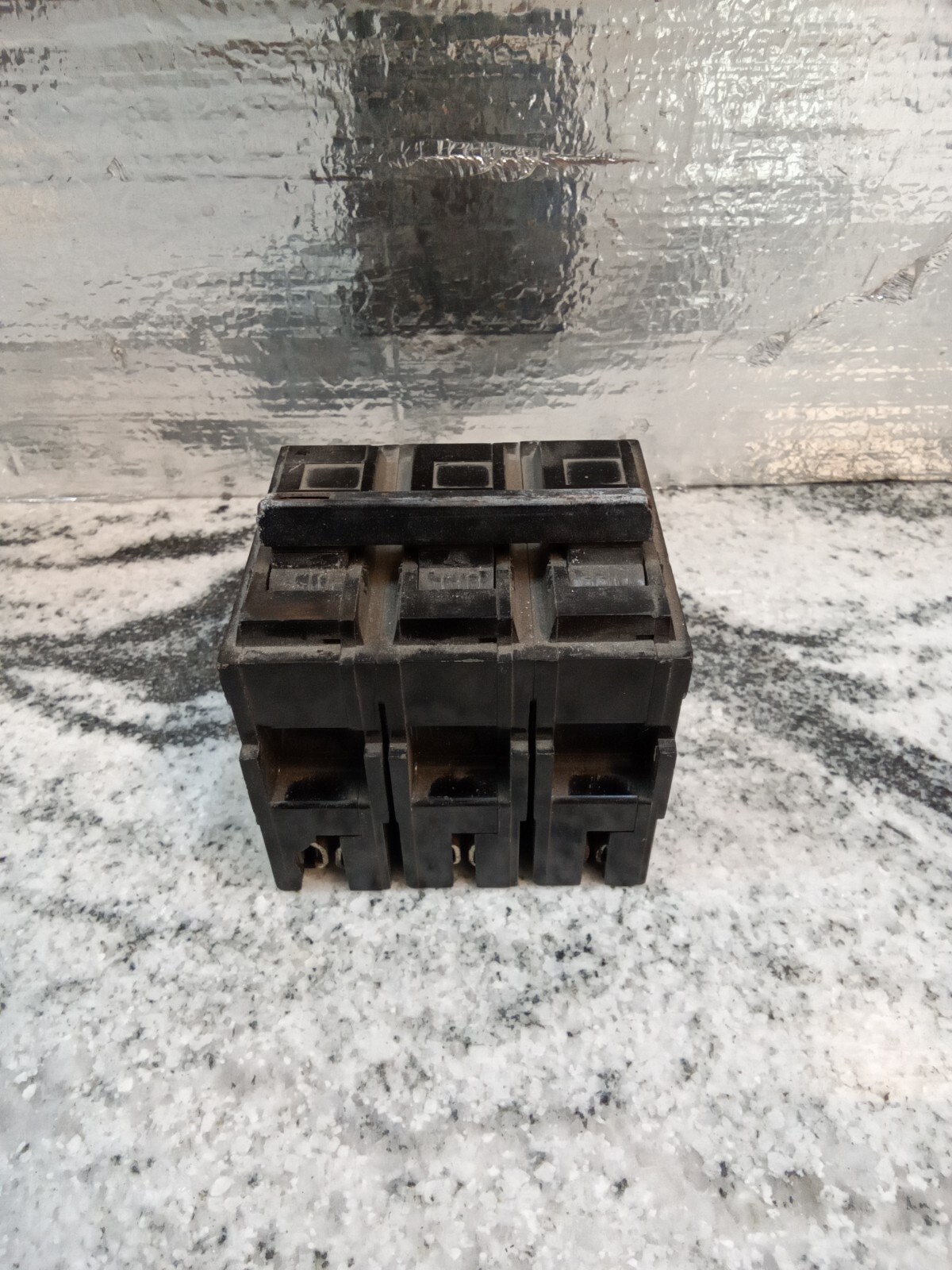 GE/TQL32050/50A/3p/240V/TYPE TQL-AC/circuit breaker/CHIPPED (B1C2UP)
