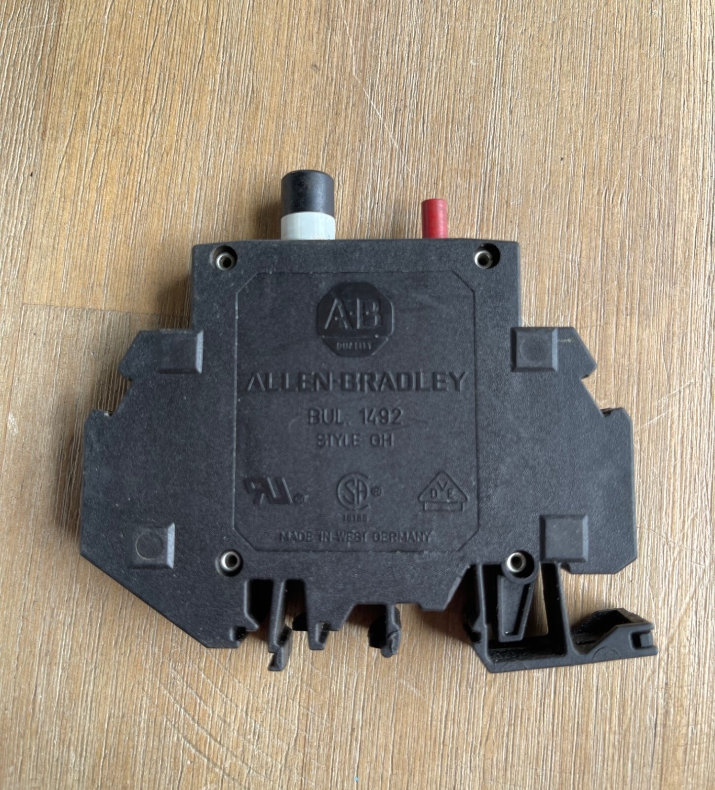 ALLEN BRADLEY 1492-GH015 MINIATURE CIRCUIT BREAKER 1.50A 250VAC 1 POLE