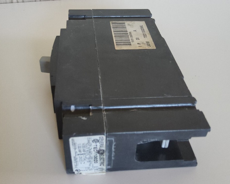 GE TED 113020WL Circuit Breaker – Black