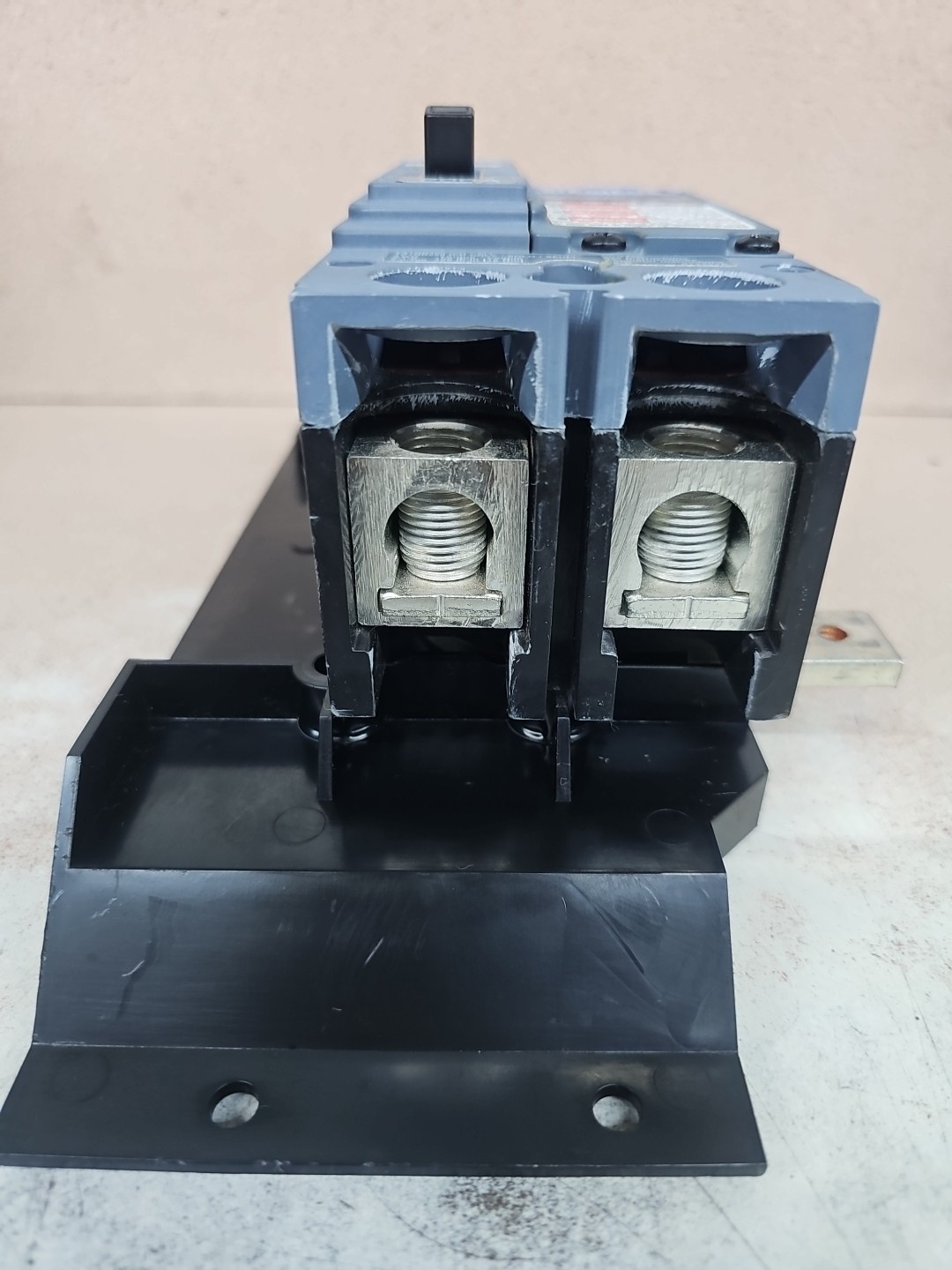 New Take Out SIEMENS QR22B200 2 Pole 200 Amp QR2 Circuit Breaker w Hardware