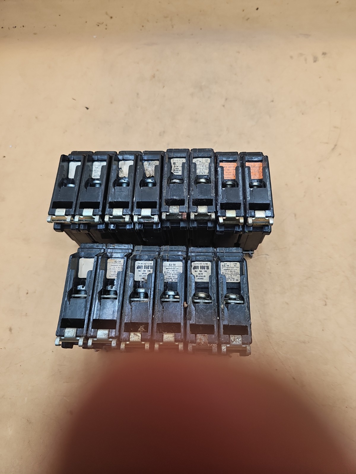 LOT OF 7 Eaton Cutler Hammer Metal Foot Circuit Breakers. 5 – CH220. 2 – CH215
