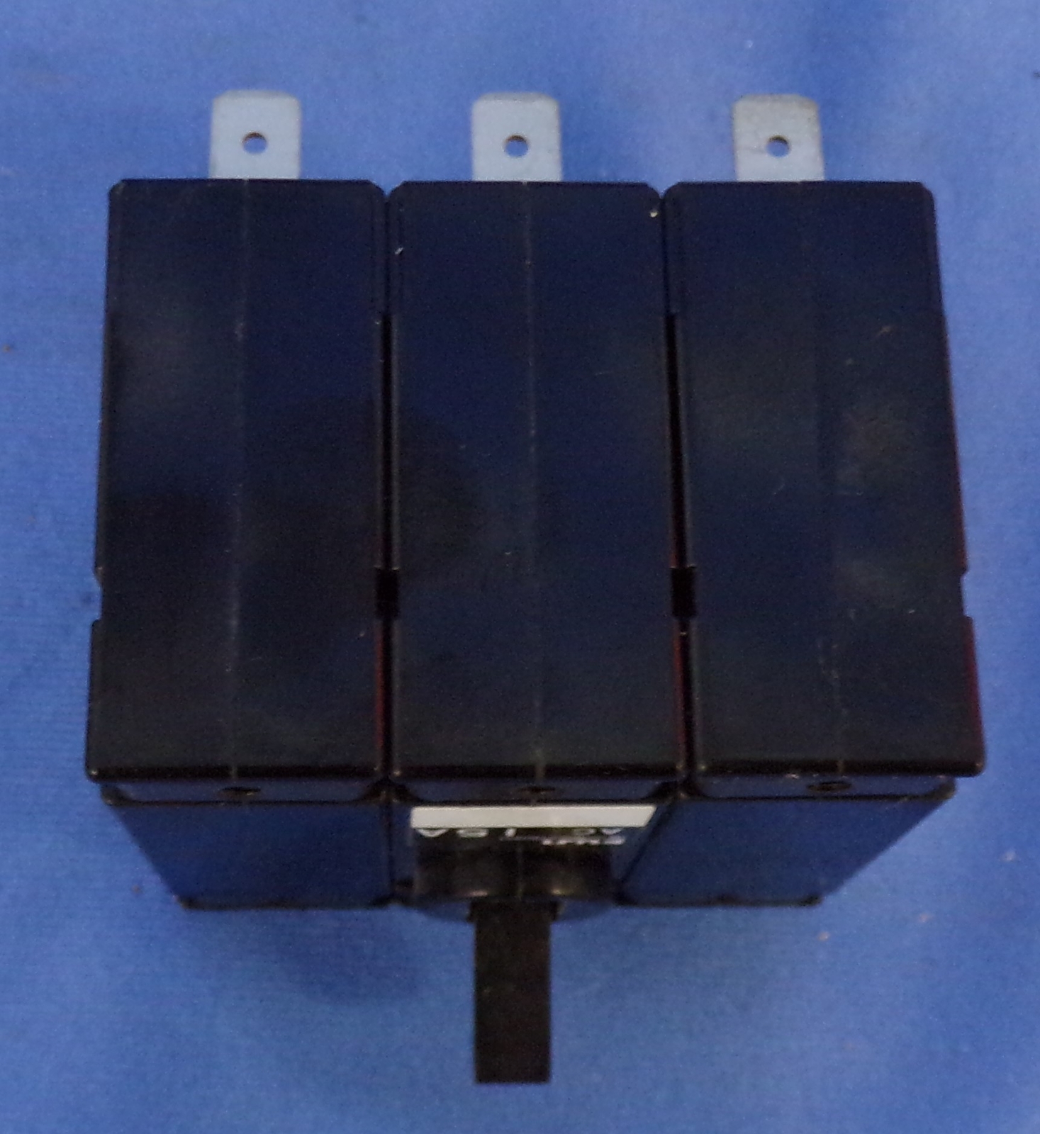 FUJI ELECTRIC CIRCUIT PROTECTOR CP33E/15W 15A 250V 3P PLUG IN 1YR WARRANTY