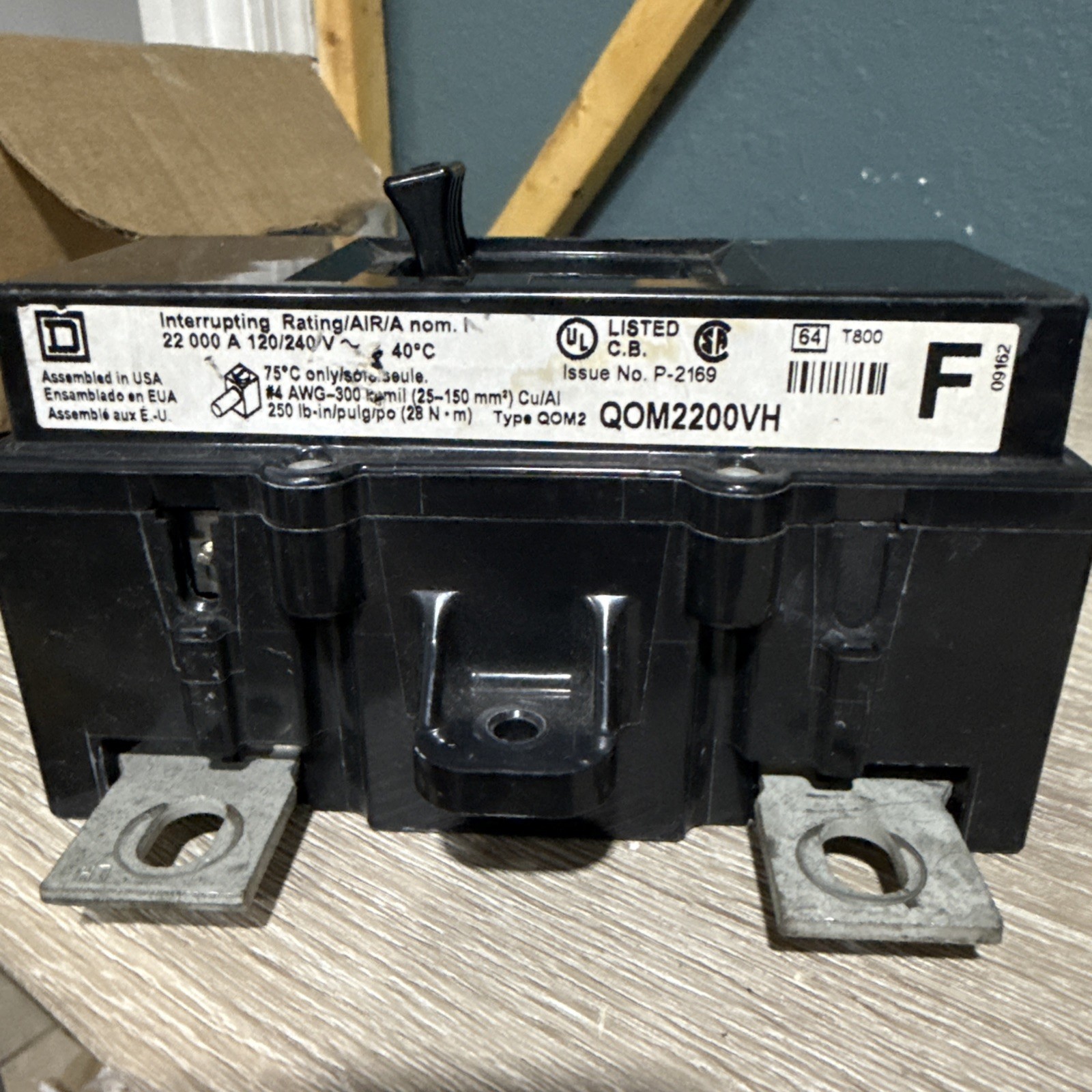 Square D 2 Pole 200 Amp Main Circuit Breaker 120/240 V 50/60 Hz QOM2200VH