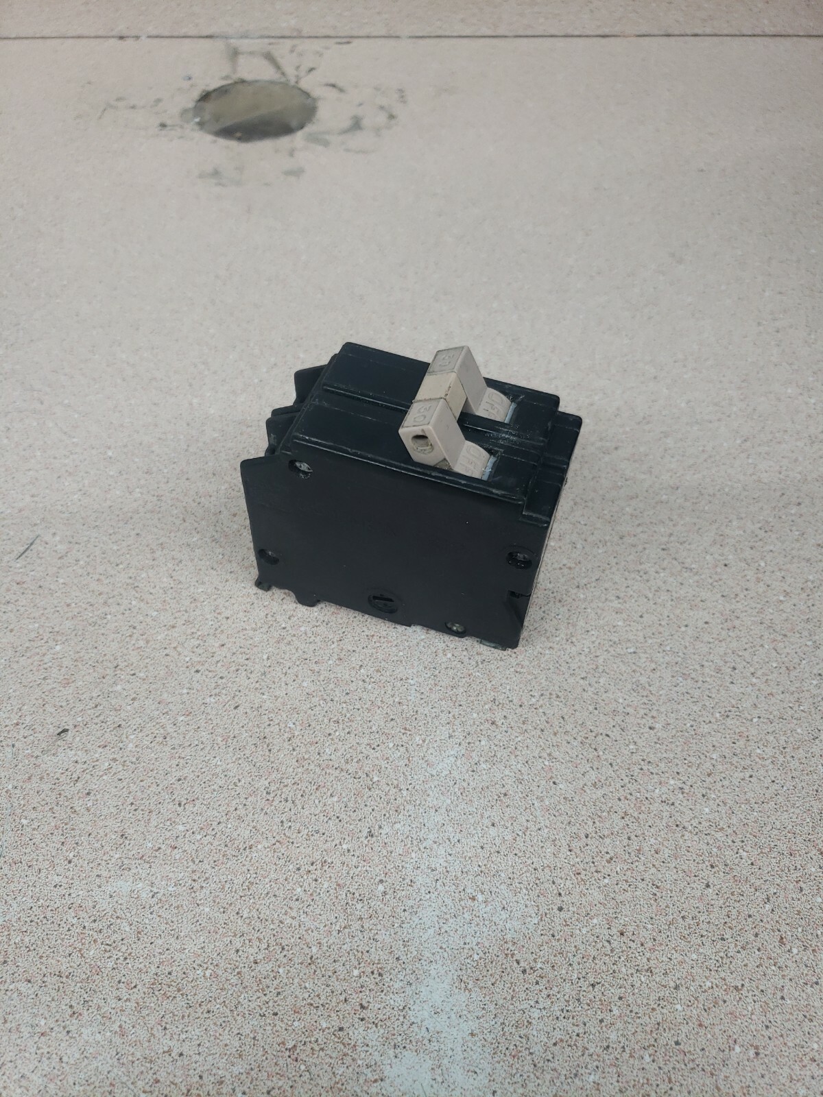 CUTLER HAMMER CH230, 30 Amp, 240 VAC, 2 Pole, TYPE CH METAL FOOT Breaker