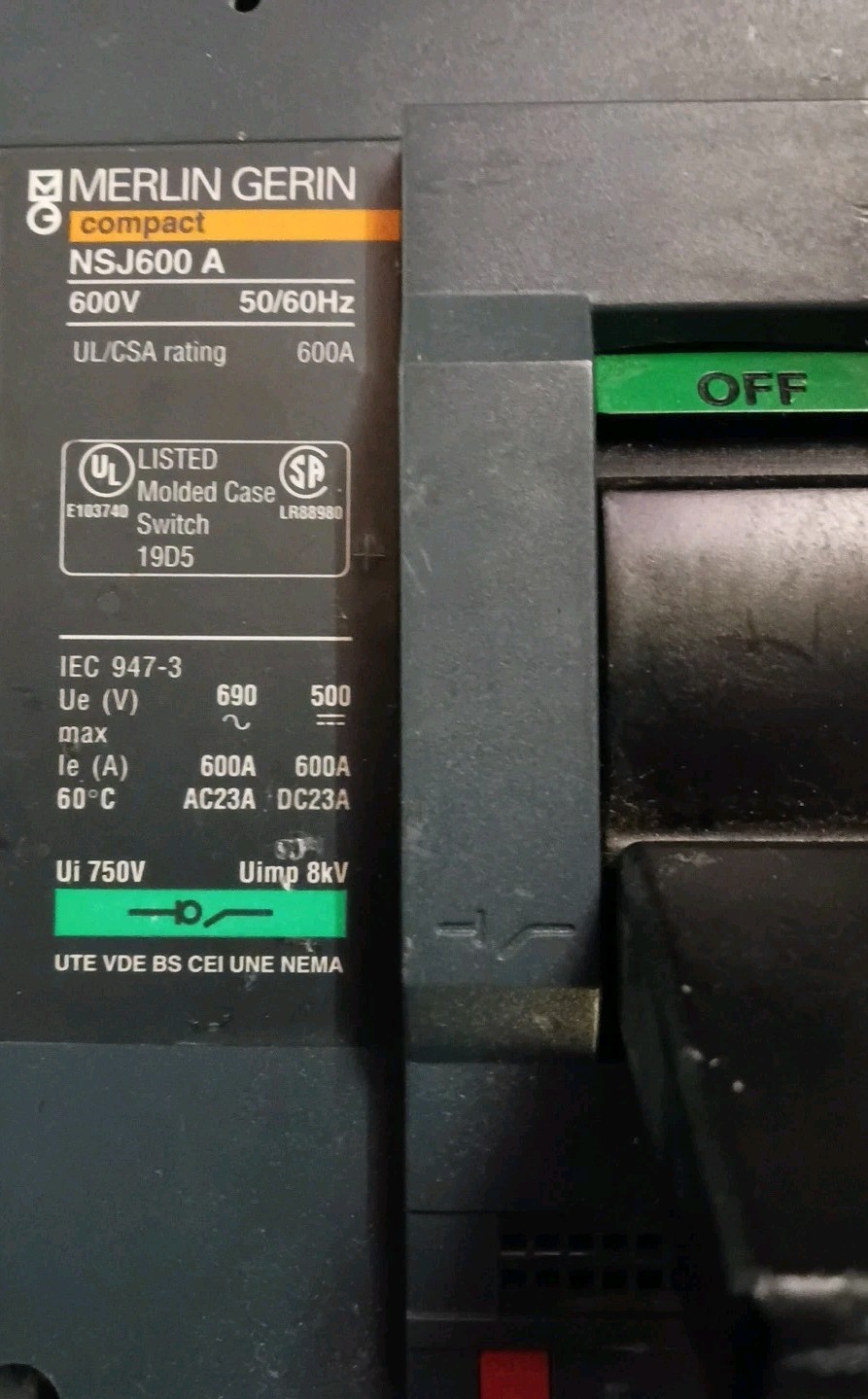 MERLIN GERIN NSJ600A 3 POLE 600 AMP 600V COMPACT MOLDED CASE BREAKER W/BASE